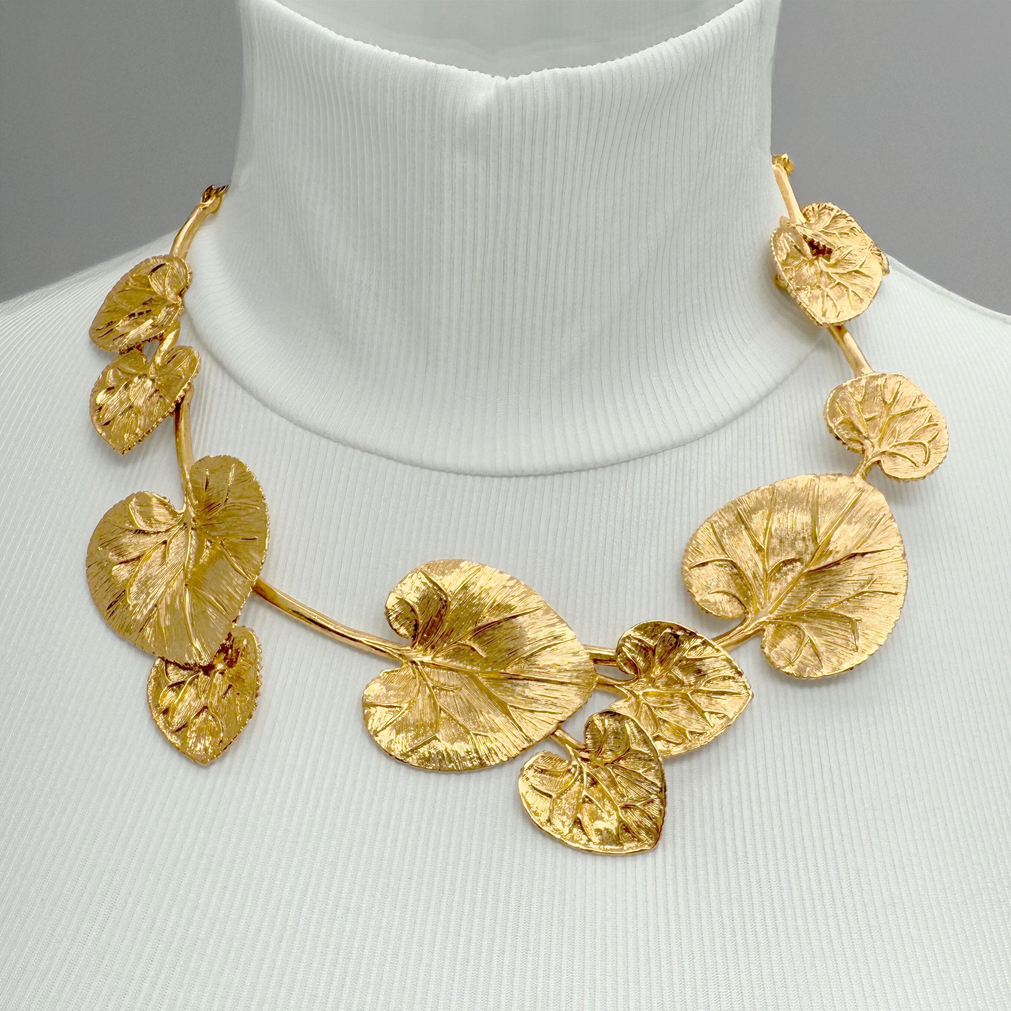 Art Nouveau Oscar De La Renta - Collana con foglie di giglio placcate in oro - regolabile in vendita