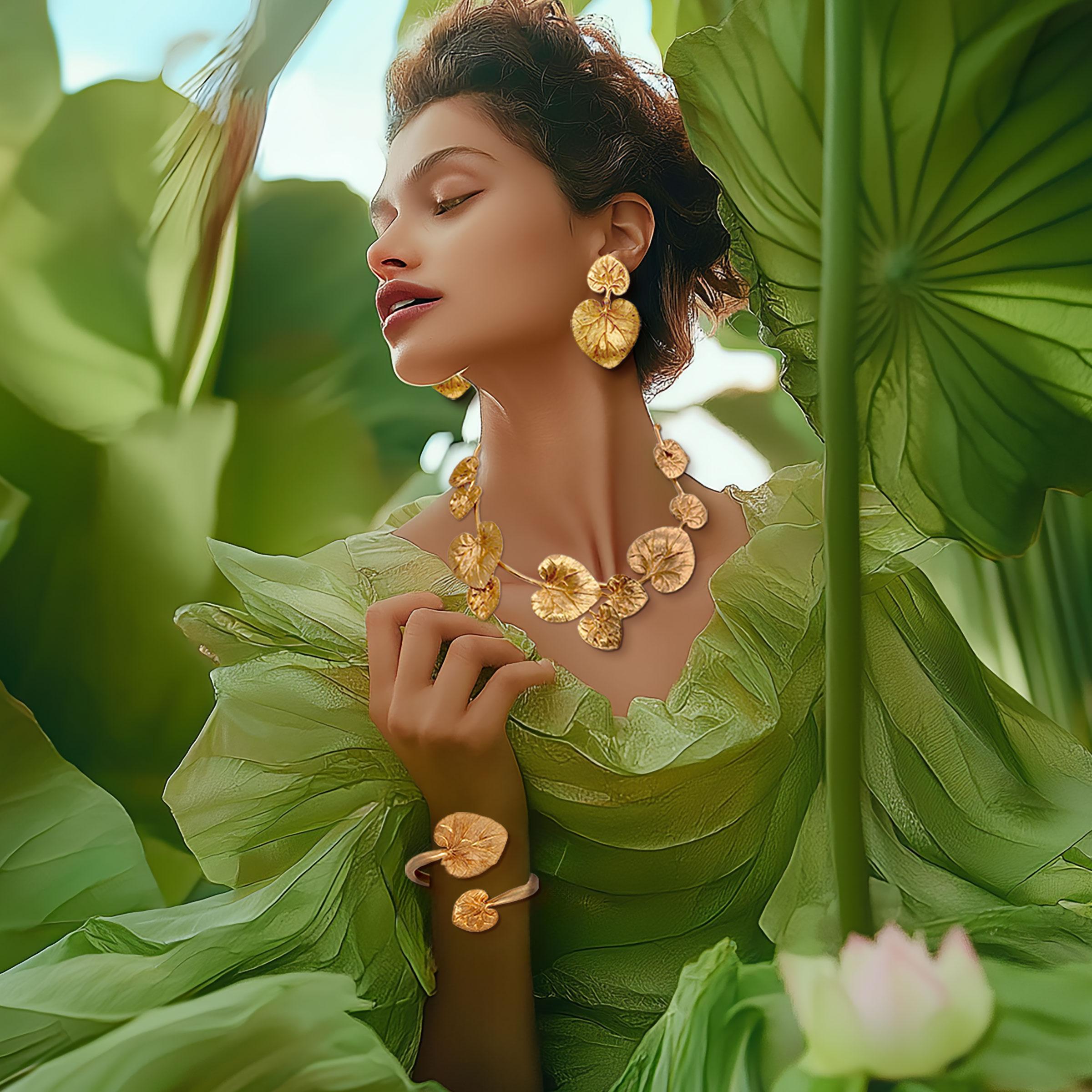 Donna Oscar De La Renta - Collana con foglie di giglio placcate in oro - regolabile in vendita