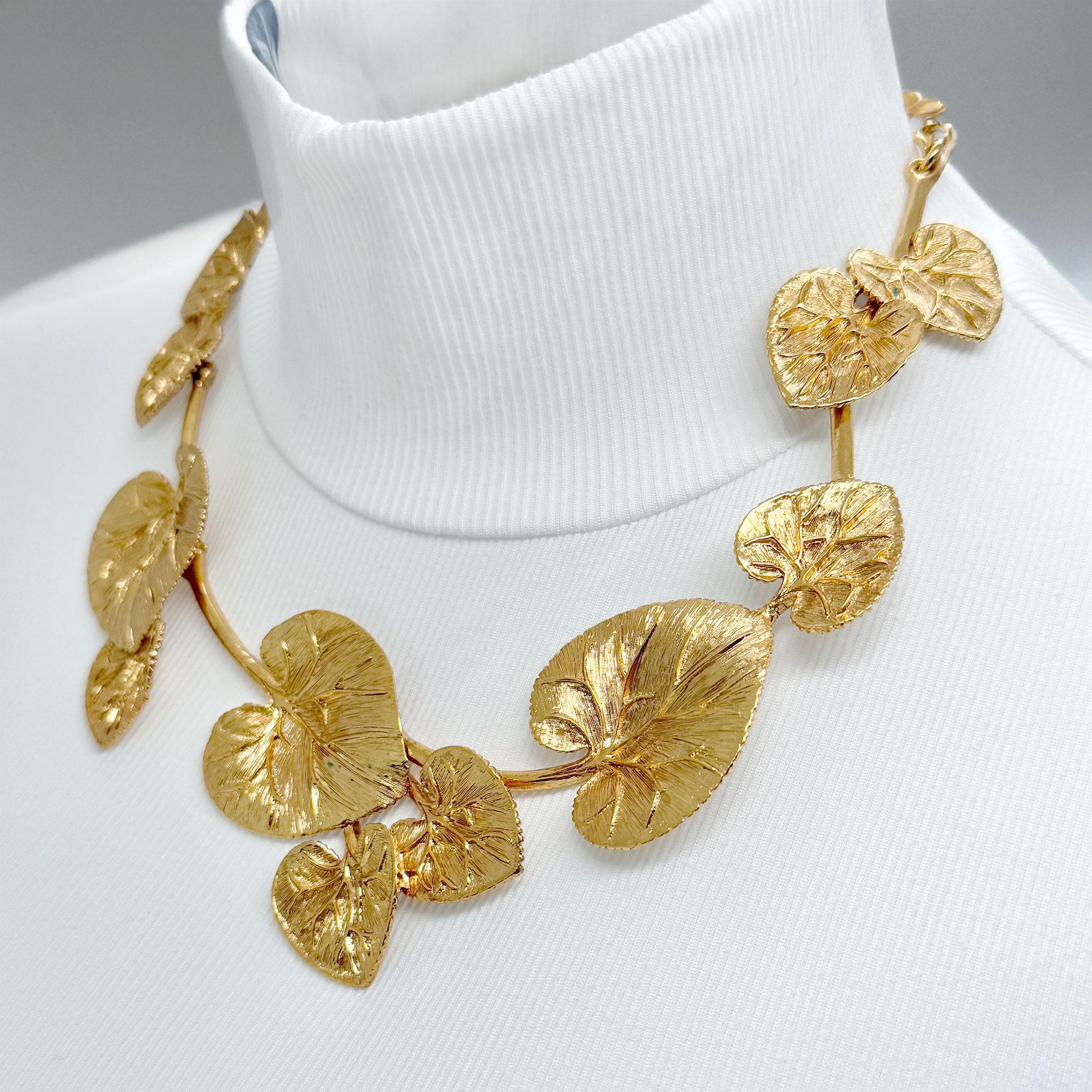 Oscar De La Renta - Collana con foglie di giglio placcate in oro - regolabile in vendita 4