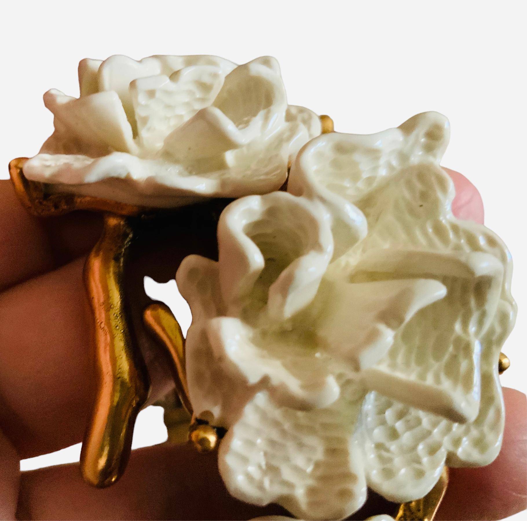 Oscar De La Renta Gold Plated Metal and White Resin Coral “Flowers” Bracelet In Good Condition For Sale In Guaynabo, PR