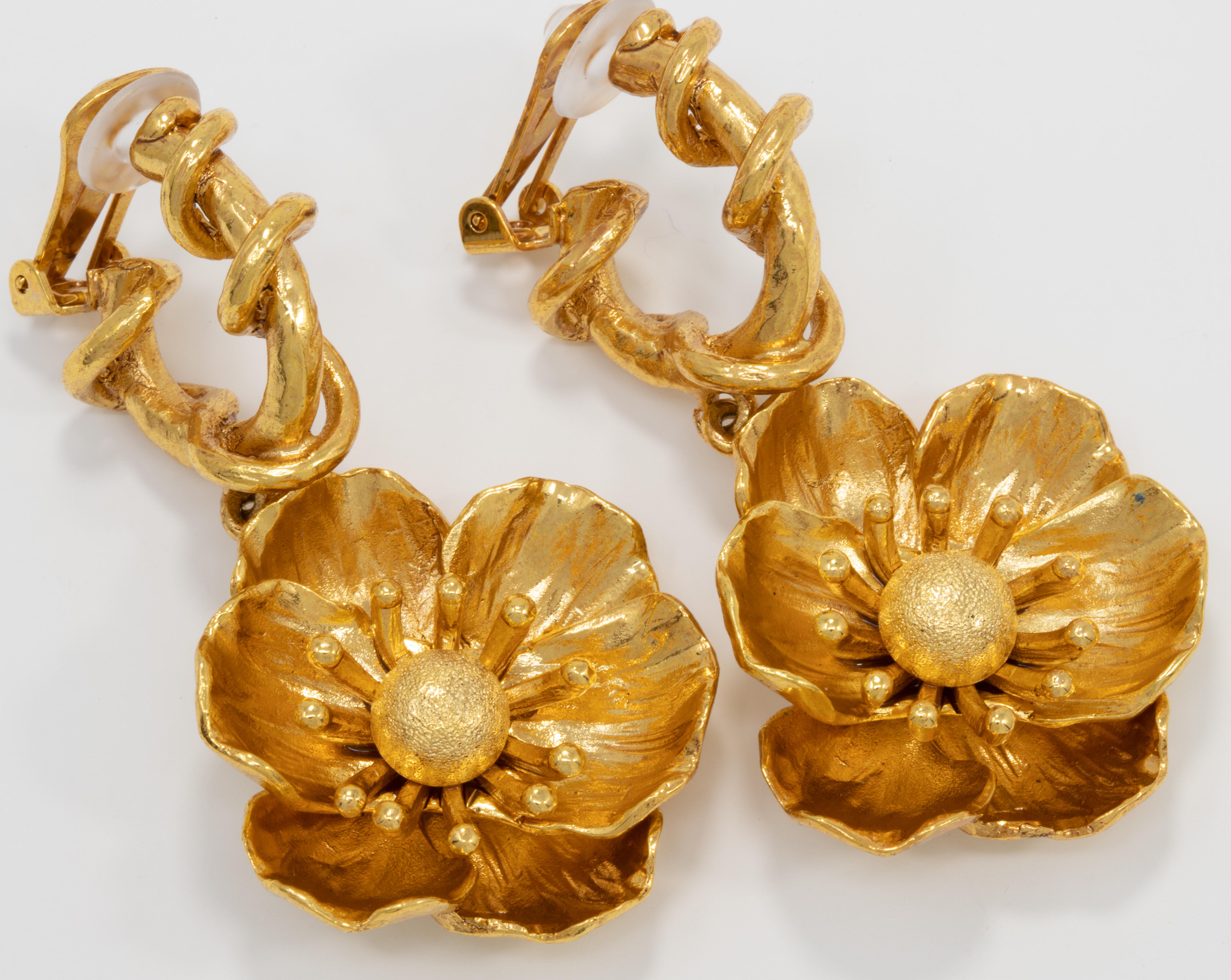 Poppy flower dangle clip on earrings by Oscar de la Renta. Poppy silhouette with brushed golden finish.

Gold-plated.

Tags, Marks, Hallmarks: Oscar de la Renta, Made in USA
