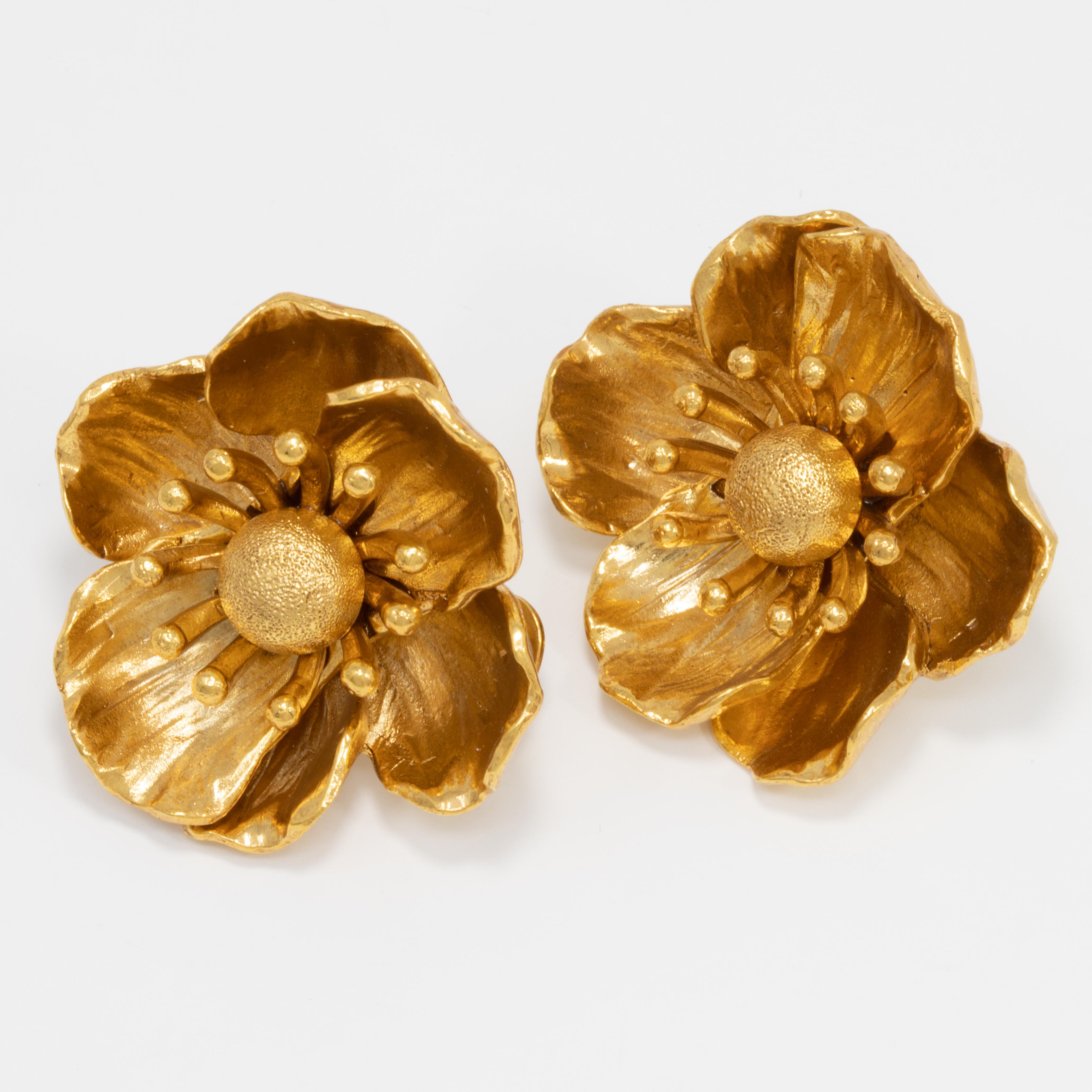Poppy flower clip on earrings by Oscar de la Renta. Poppy silhouette with brushed golden finish.

Gold-plated.

Tags, Marks, Hallmarks: Oscar de la Renta, Made in USA
