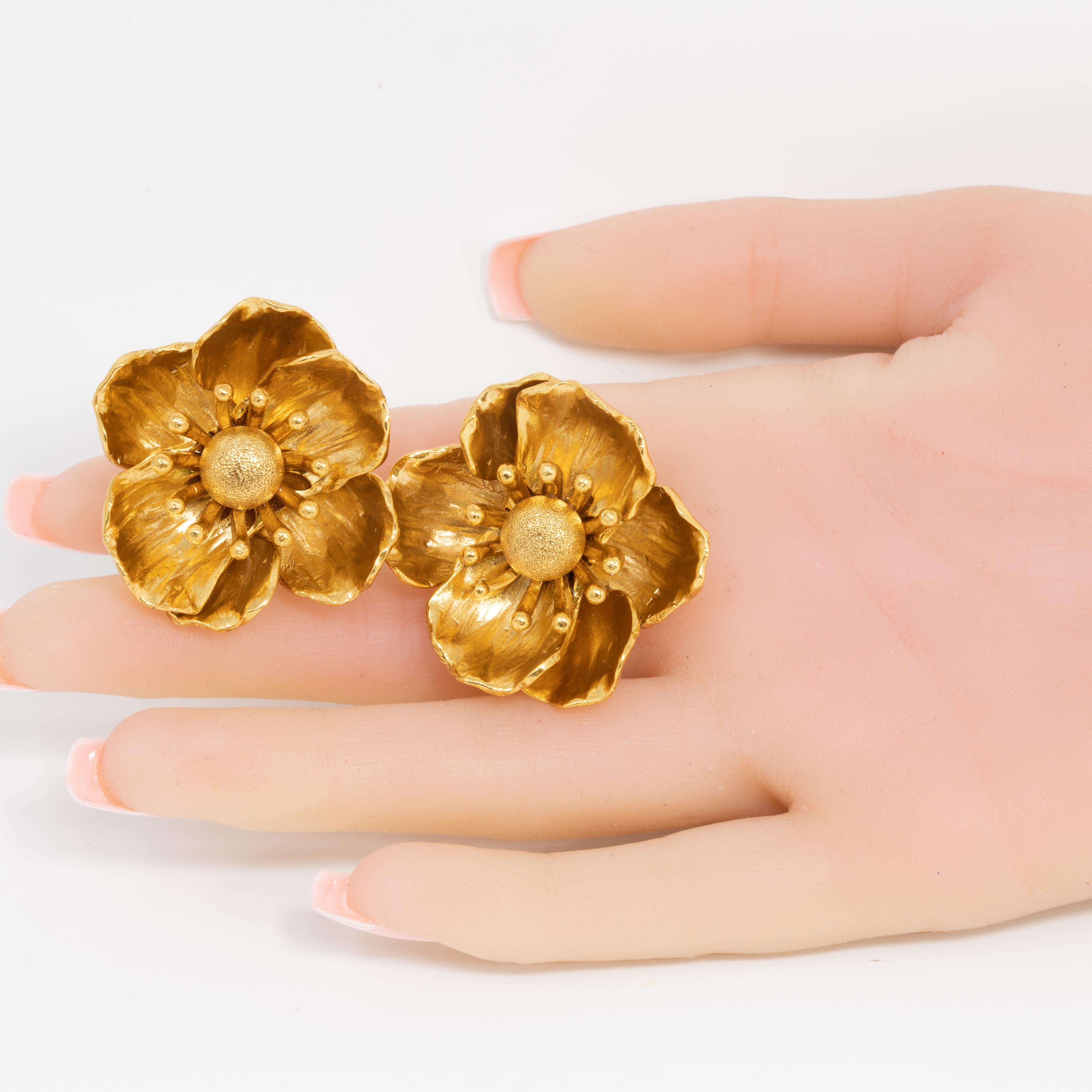 Oscar de la Renta Gold Poppy Flower Clip On Earrings, Contemporary In New Condition In Milford, DE