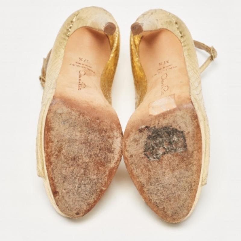 Oscar De La Renta Gold Python geprägt Peep Toe Ankle Strap Pumps Größe 37.5 im Angebot 4