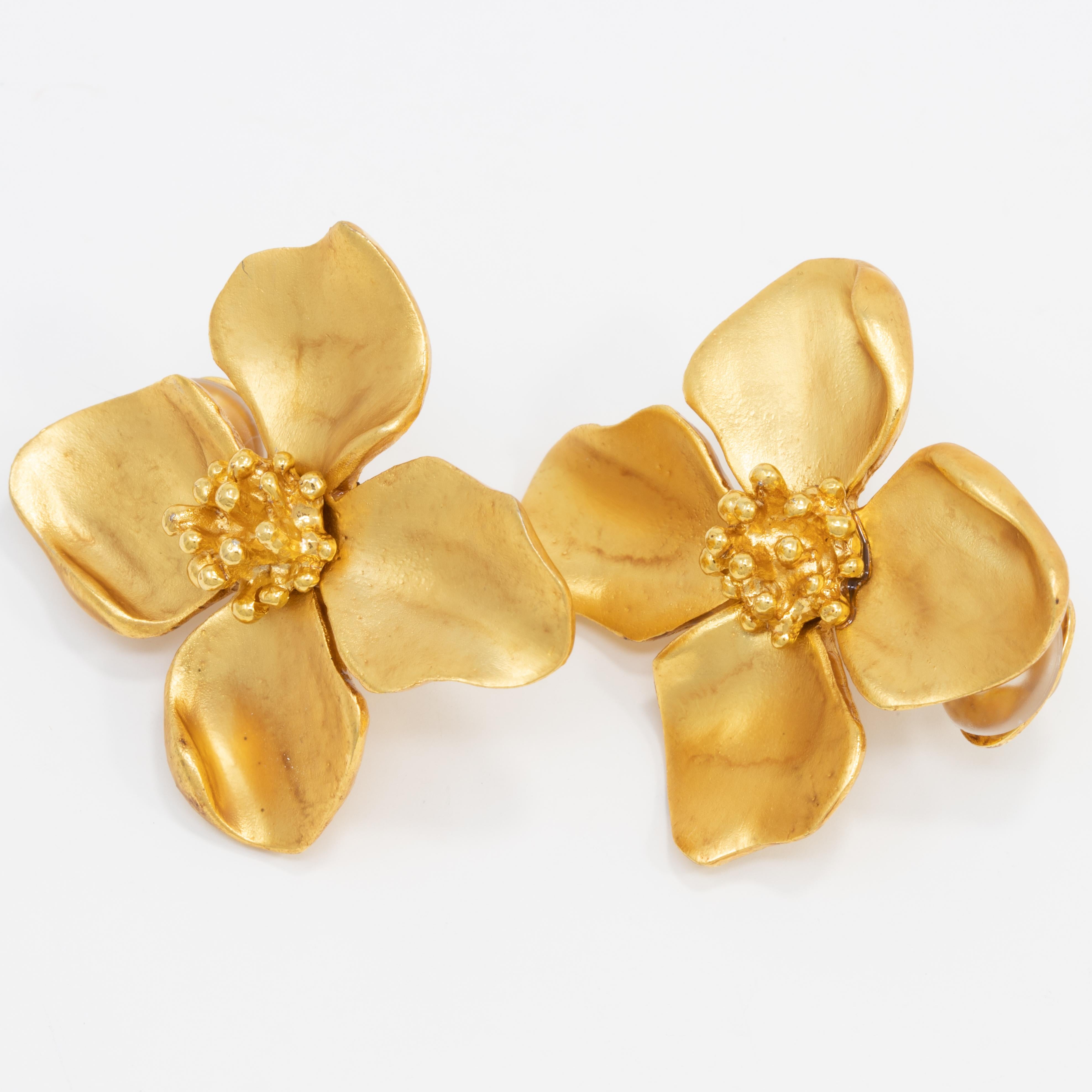 Oscar de la Renta Gold Satin Four Petal Flower Statement Earrings, Contemporary In New Condition In Milford, DE