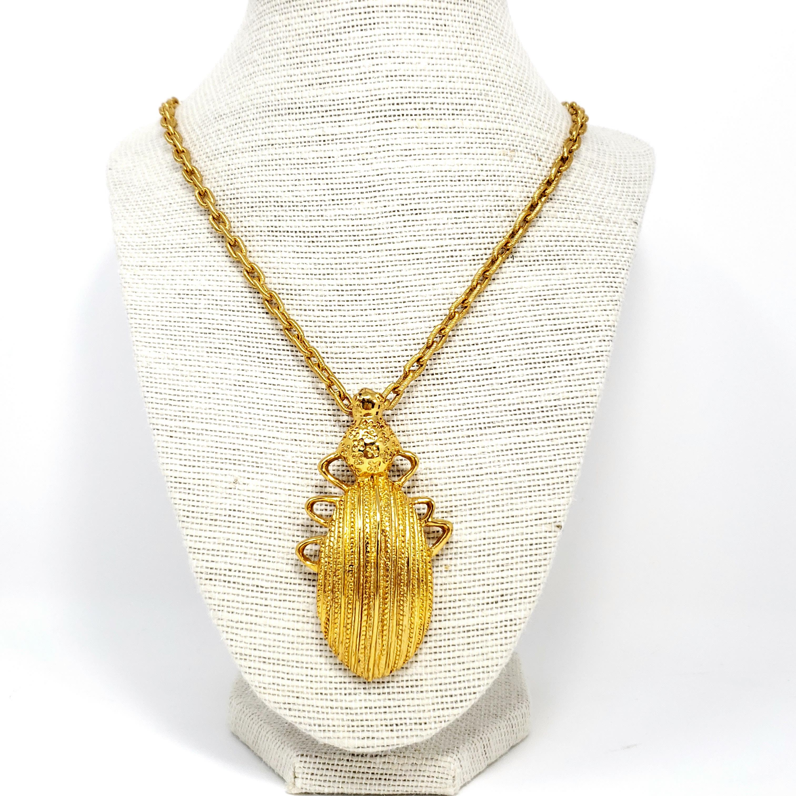Necklace by Oscar de la Renta featuring a dangling scarab pendant on a long textured gold-plated link chain.

Hallmarks: Oscar de la Renta, Made in USA
Necklace length 76 cm / 30 in plus 10cm / 4 in extension chain