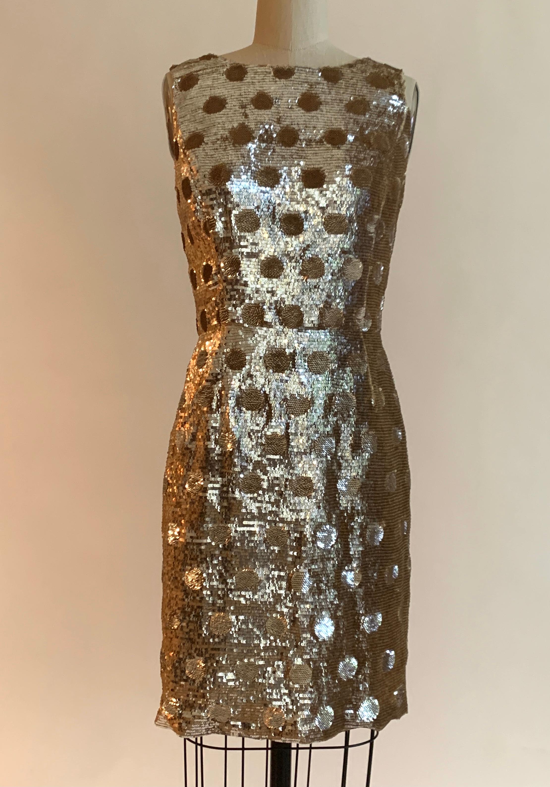 Oscar de la Renta metallic gold sequin fitted sleeveless party dress. The sequins switch direction in spots, forming a polka dot pattern. The perfect holiday dress! Back zip and hook and eye. 

100% silk.

Made in USA.

Size US 4, see