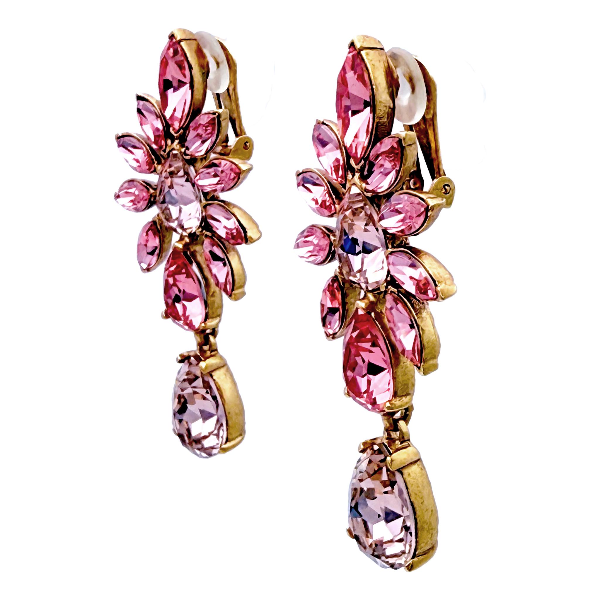 Oscar De La Renta Pendientes de clip con gota floral de cristal de Swarovski rosa dorado Contemporáneo en venta
