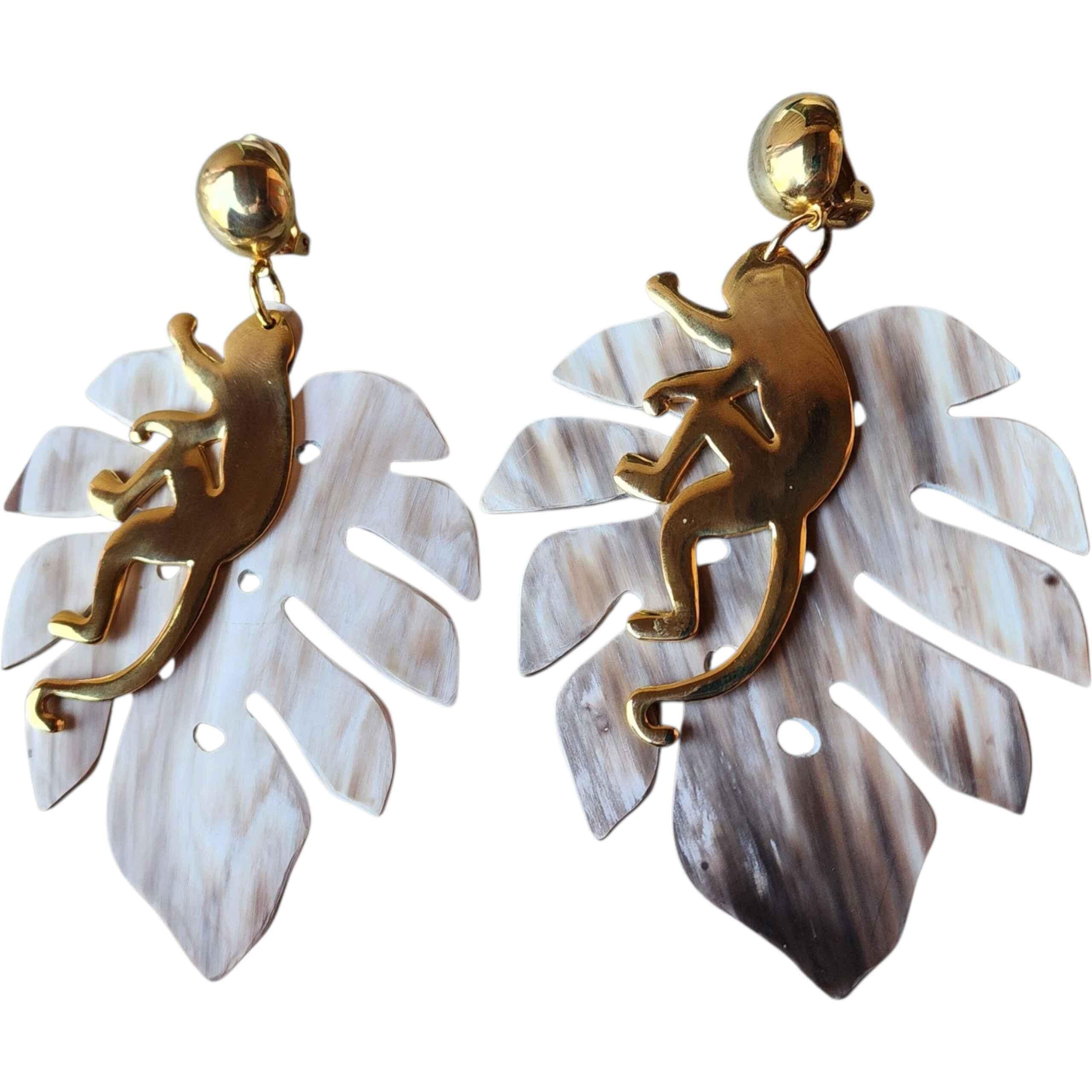 Oscar De La Renta Gold-Ton Affe Natürliche Horn Monstera Blatt Statement Ohrringe (Kunsthandwerker*in) im Angebot