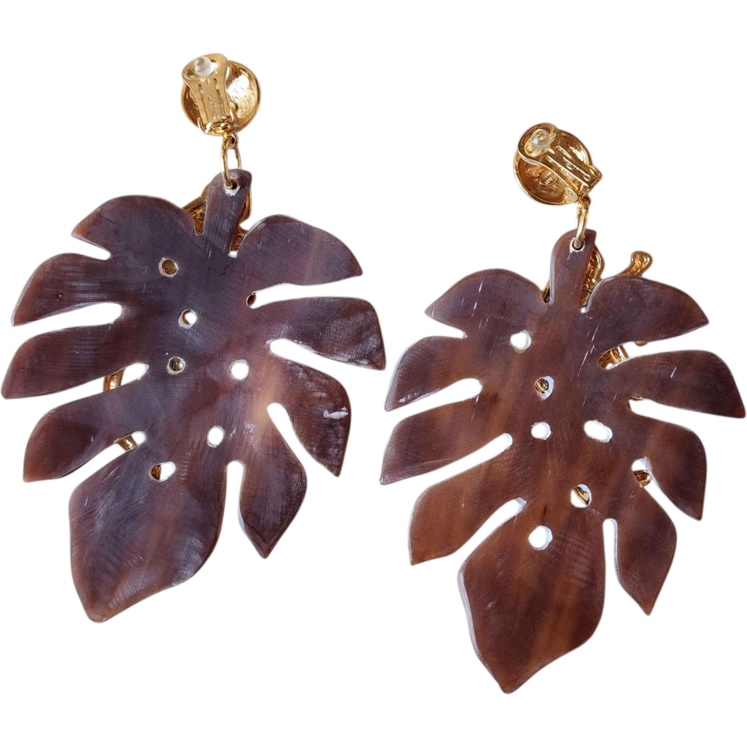 Oscar De La Renta Gold-Ton Affe Natürliche Horn Monstera Blatt Statement Ohrringe (Cabochon) im Angebot