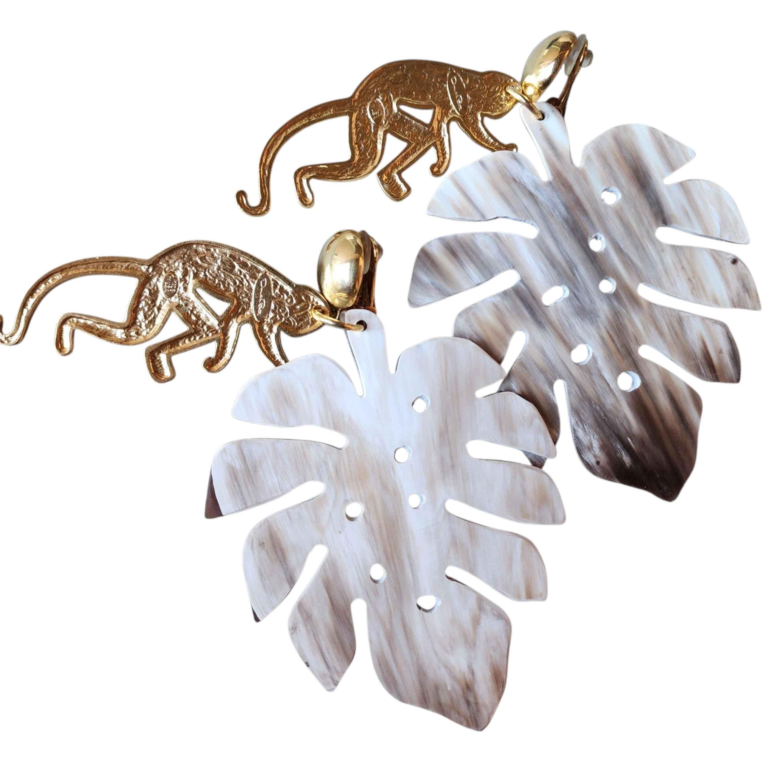 Oscar De La Renta Gold-Ton Affe Natürliche Horn Monstera Blatt Statement Ohrringe im Zustand „Neu“ im Angebot in Milford, DE