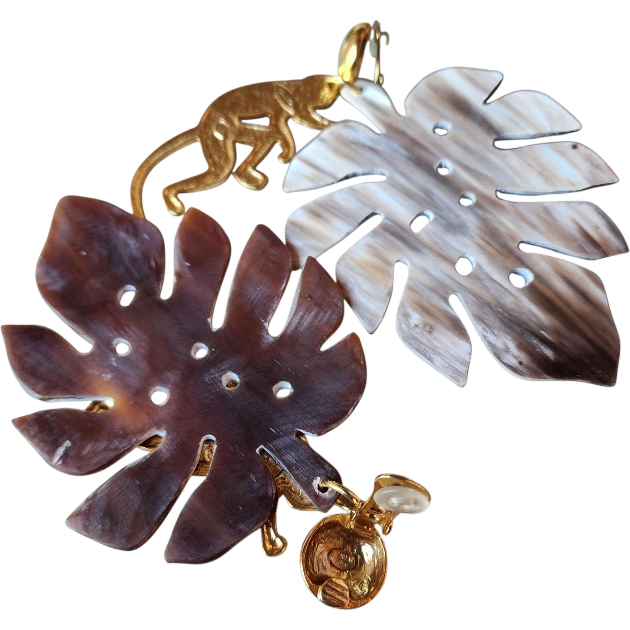 Oscar De La Renta Gold-Ton Affe Natürliche Horn Monstera Blatt Statement Ohrringe für Damen oder Herren im Angebot