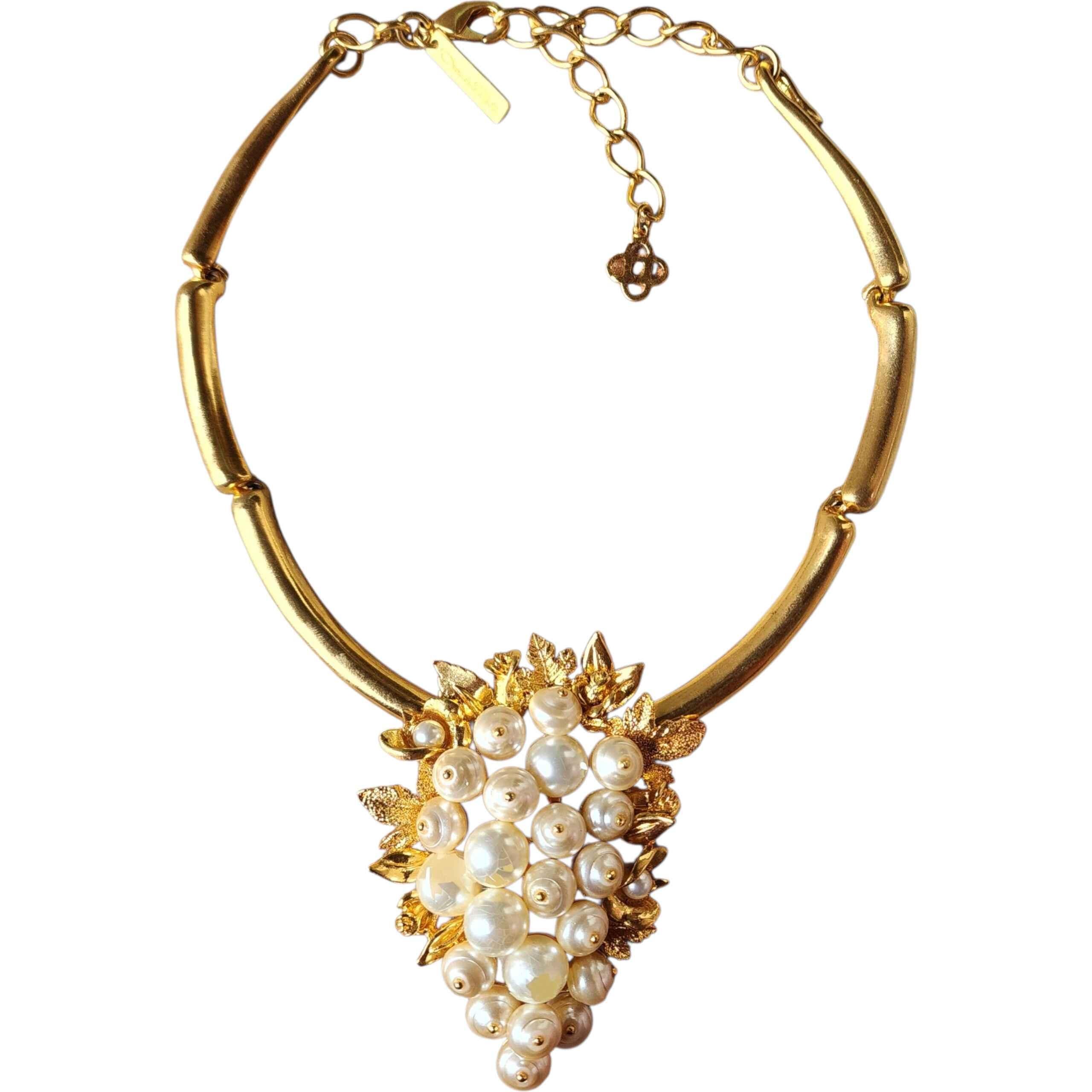 Oscar De La Renta Goldfarbene Statement-Halskette mit aufgereihten Kunstperlen und Blumen (Klassisch-griechisch) im Angebot