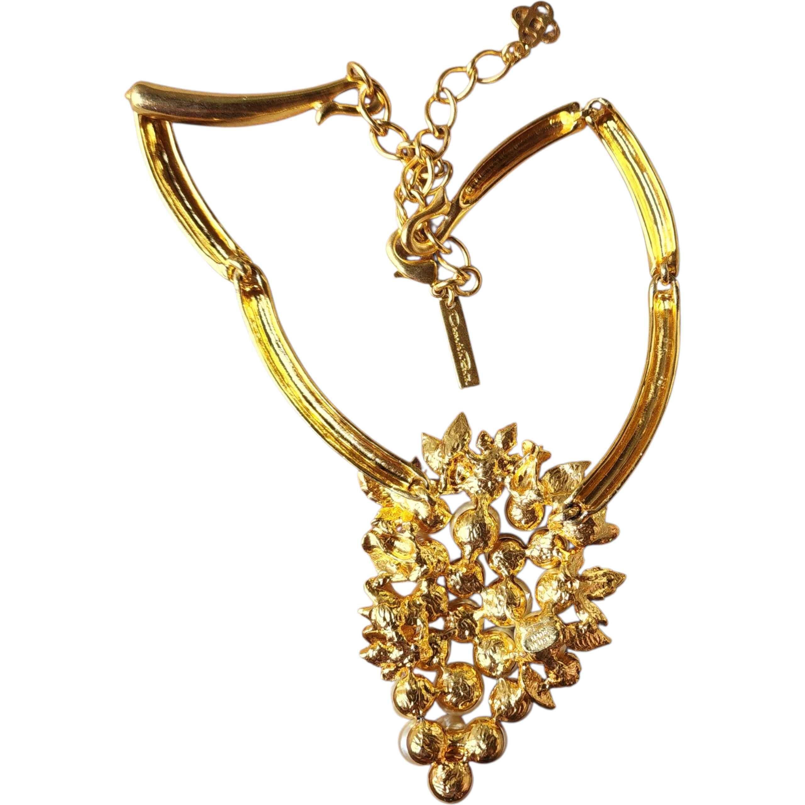 Oscar De La Renta Goldfarbene Statement-Halskette mit aufgereihten Kunstperlen und Blumen im Zustand „Neu“ im Angebot in Milford, DE