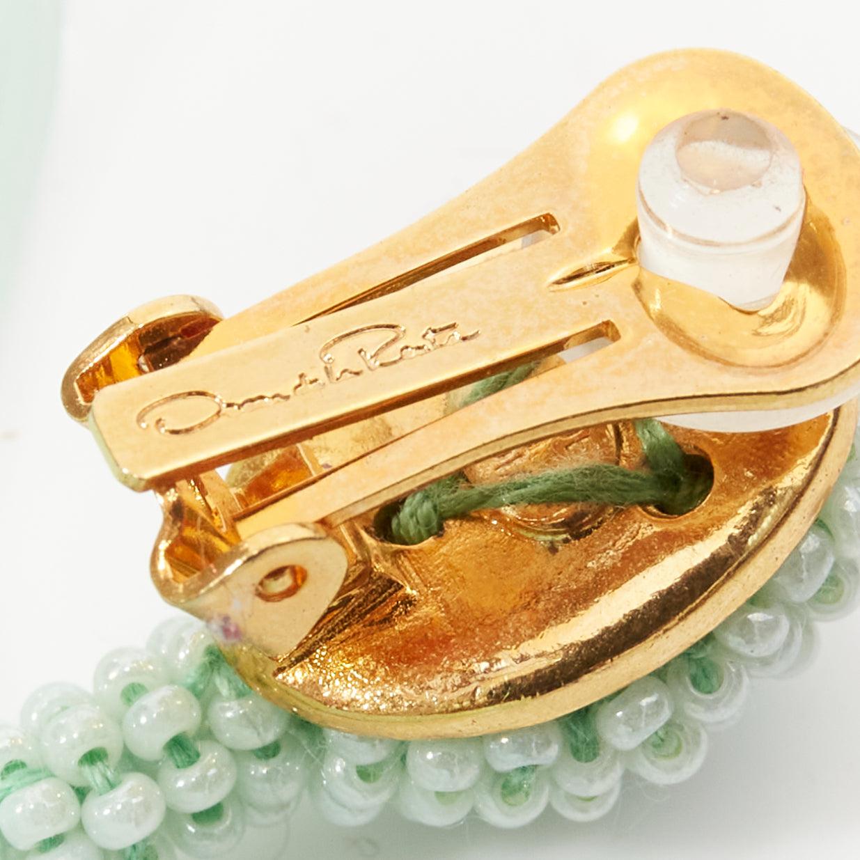 OSCAR DE LA RENTA paire de boucles d'oreilles pendantes en forme de fleur en acrylique vert perlé en vente 3