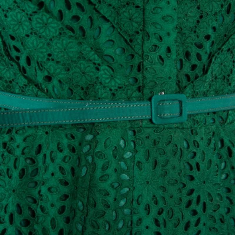 Oscar De La Renta ha uno spirito chic e femminile che si traduce senza sforzo in questo abito. È stato sapientemente realizzato in delicato pizzo e presenta una cintura in vita. Abbina questo numero con tacchi alti e una clutch a scatola.
