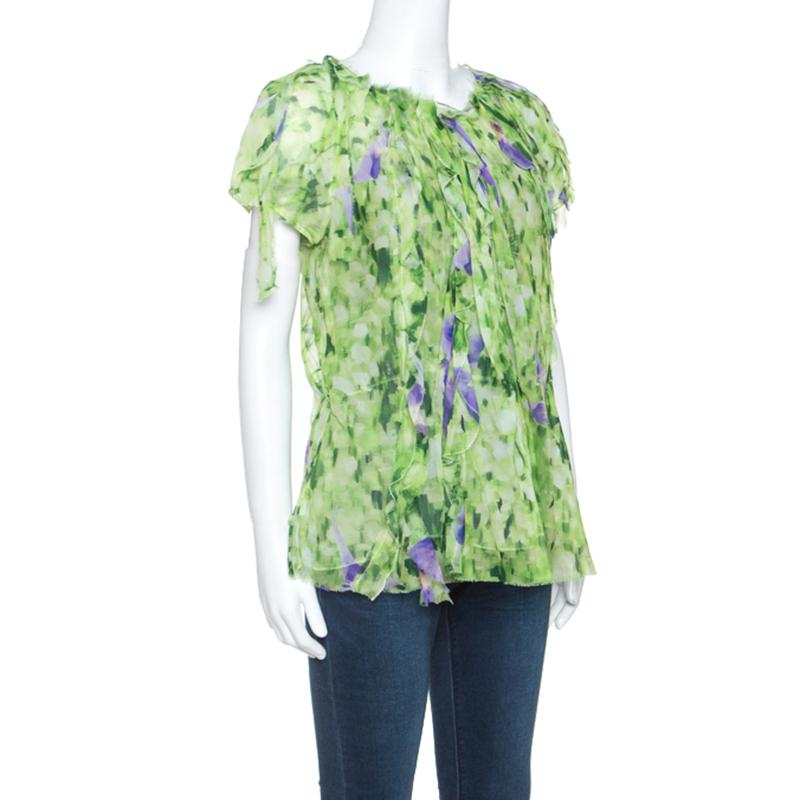 This Oscar de la Renta top will be a fine addition to your wardrobe. Crafted from 100% silk, this luxurious top comes with a stunning green floral print. It exudes class and pairs beautifully with a host of bottoms. The silhouette is simple and
