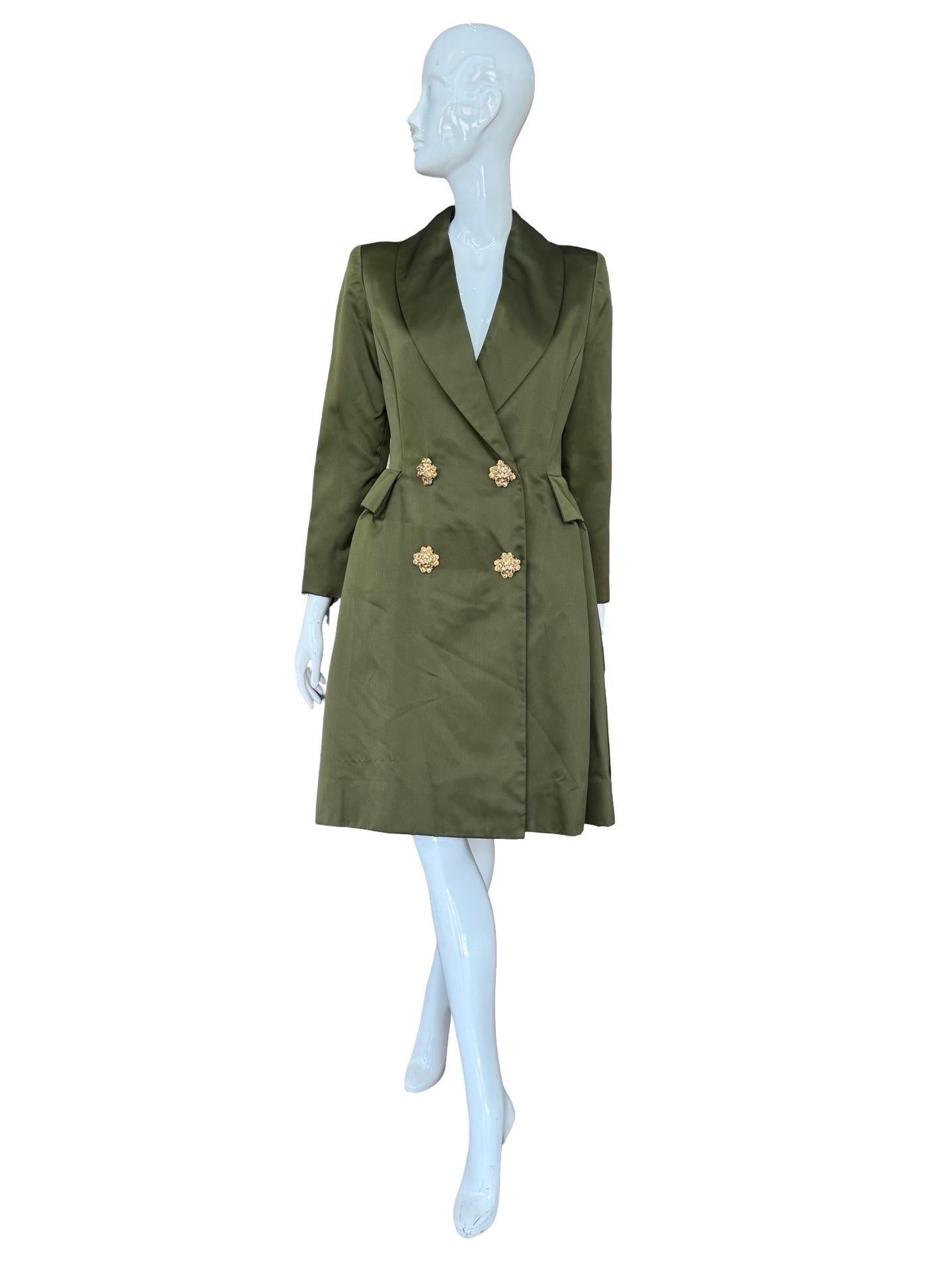 Magnifique manteau d'opéra en satin Oscar de la Renta du début des années 2000 avec quatre gros boutons dômes en strass ayant légèrement la forme d'une fleur sur le devant ainsi que deux sur les poignets.  Double boutonnage et dos princesse.  Tombe