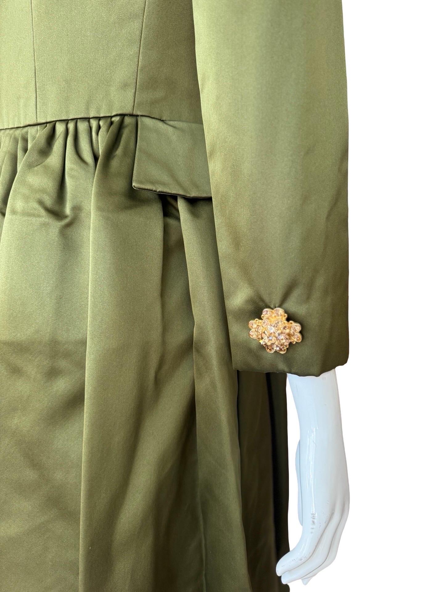 Oscar De La Renta Manteau Opéra en satin vert en vente 3