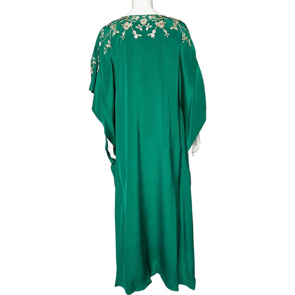 Recouverte de soie pelucheuse et ornée de détails délicats, cette robe kaftan apportera un élément de couleur et de style à votre apparence. Cette robe d'Oscar de la Renta a été magnifiquement taillée dans un tissu de soie verte, avec des ornements