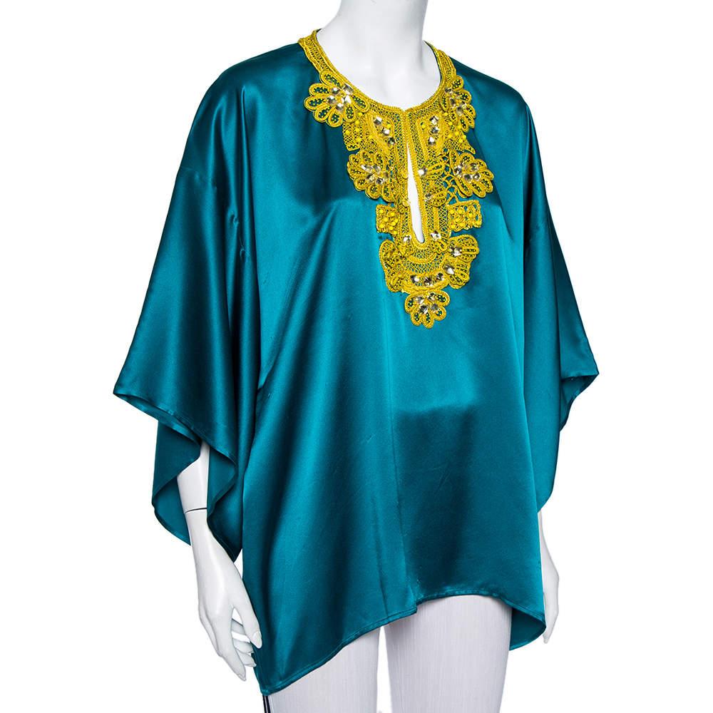 This Oscar de la Renta oversized top is cut from green satin and contrasted with yellow around the neckline. Pair it with comfortable pants and stilettos or comfortable kitten-heel slides.
