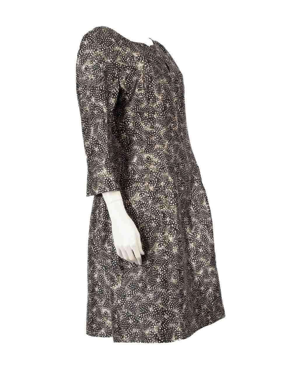 L'ÉTAT est très bon. Cet article de revente d'Oscar De La Renta n'a pratiquement pas subi d'usure visible.
 
 
 
 Détails
 
 
 Gris
 
 Soie
 
 Robe longueur genou
 
 Motif imprimé de plumes
 
 V.I.I.
 
 Manches mi-hautes
 
 2 poches latérales avant
