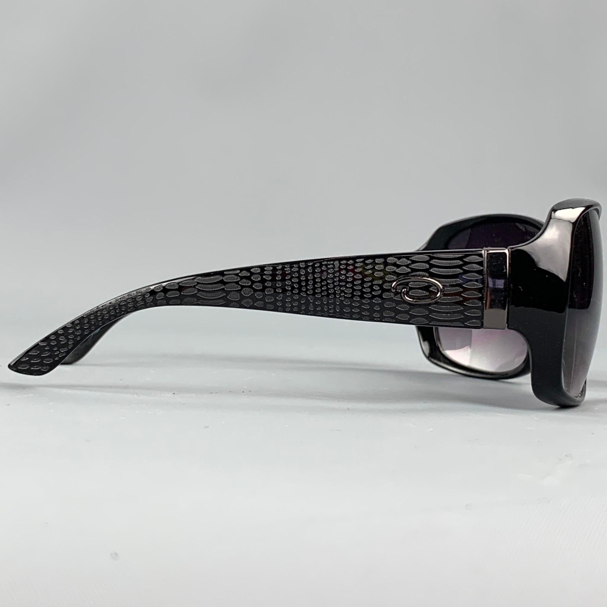 OSCAR DE LA RENTA sunglasses comes in a grey textured acetate with tinted lenses. Minor wear. As-Is.

Good Pre-Owned Condition.
Marked: 11206CE 002

Measurements:

Length: 14 cm.
Height: 5 cm. 

SKU: 98516
Category: Sunglasses

More Details
Brand: