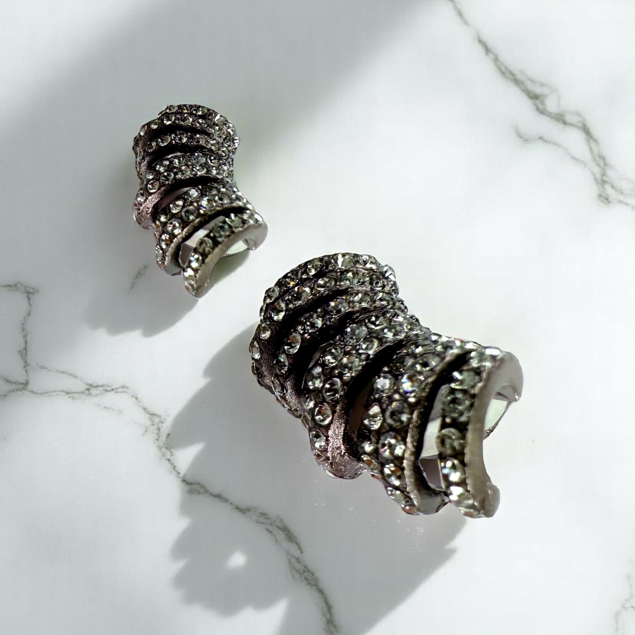 Contemporaneo Oscar De La Renta - Orecchini a lobo con pavé di cristalli placcati in ematite in vendita