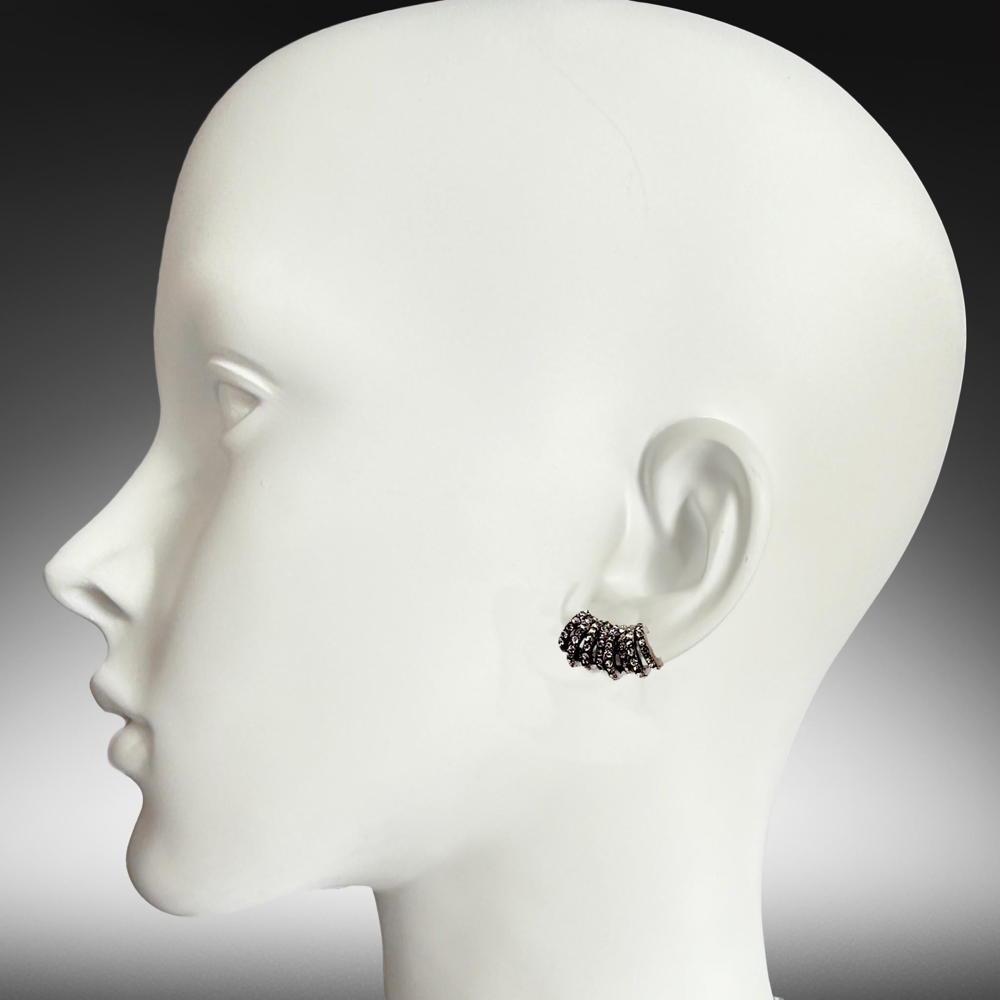 Oscar De La Renta - Orecchini a lobo con pavé di cristalli placcati in ematite In condizioni Nuovo in vendita a Santa Monica, CA
