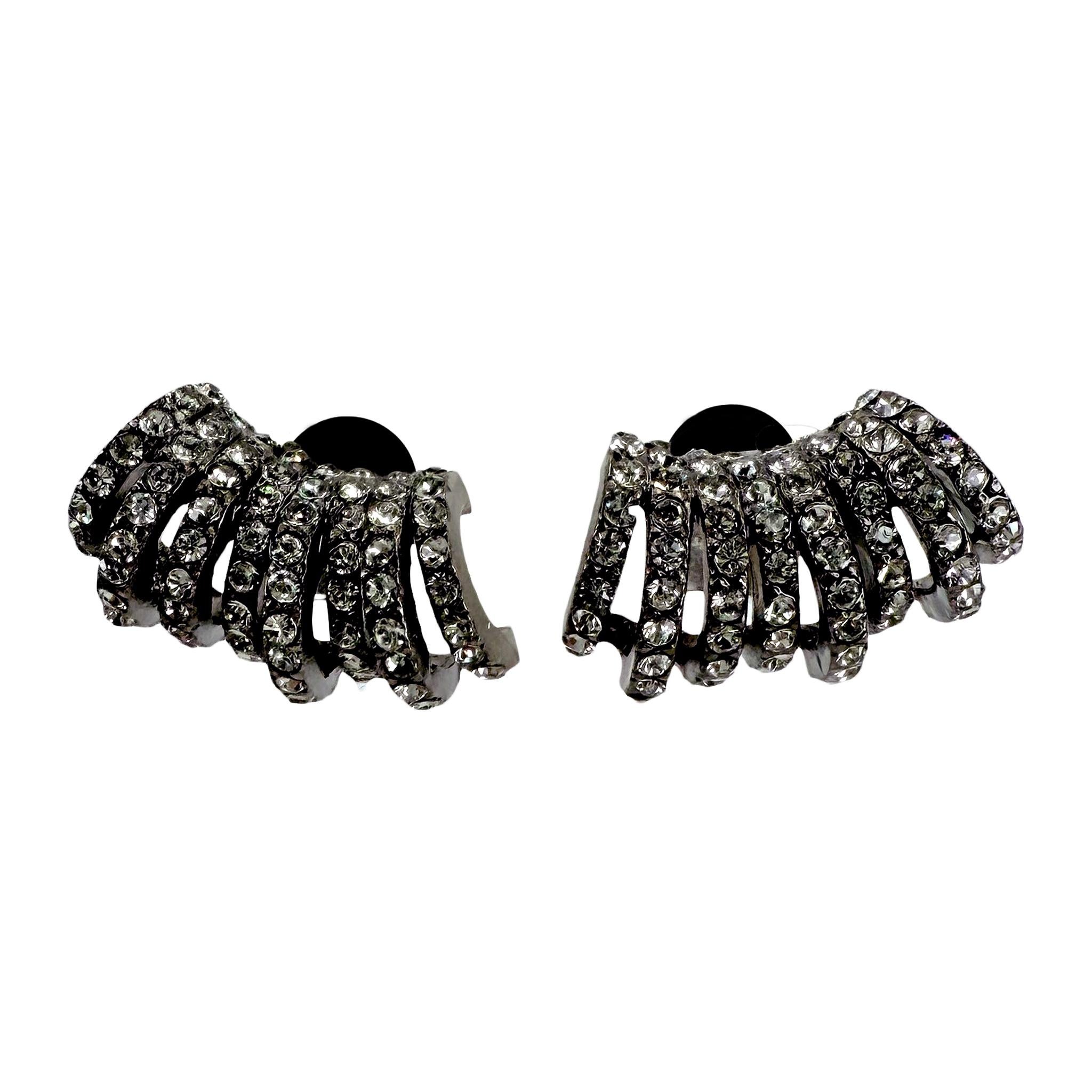 Donna Oscar De La Renta - Orecchini a lobo con pavé di cristalli placcati in ematite in vendita