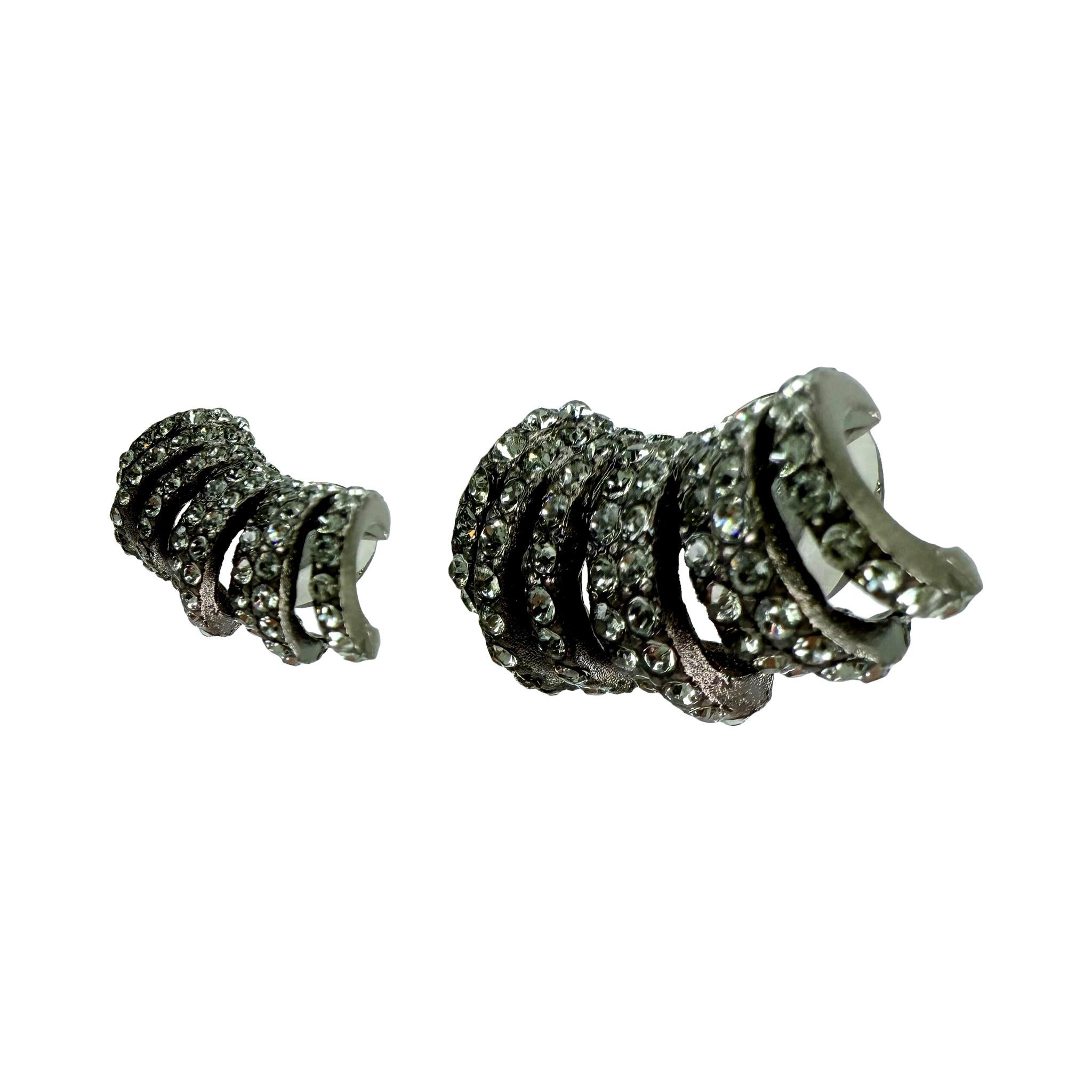 Oscar De La Renta - Orecchini a lobo con pavé di cristalli placcati in ematite in vendita 2