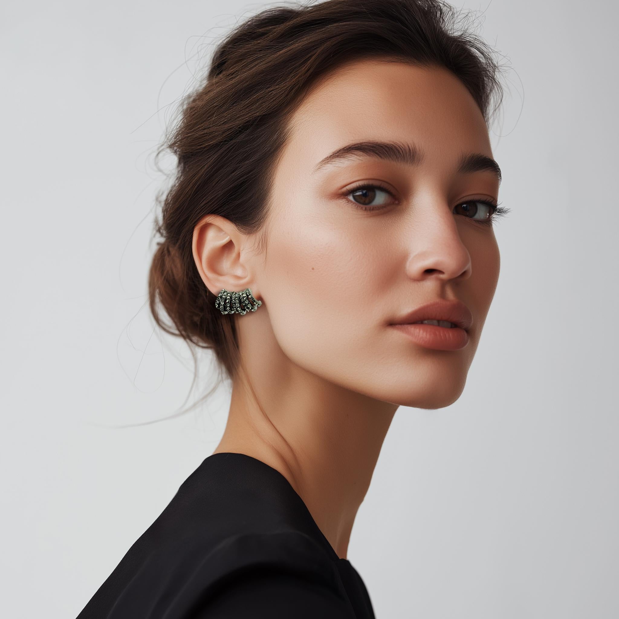 Oscar De La Renta - Orecchini a lobo con pavé di cristalli placcati in ematite in vendita 3