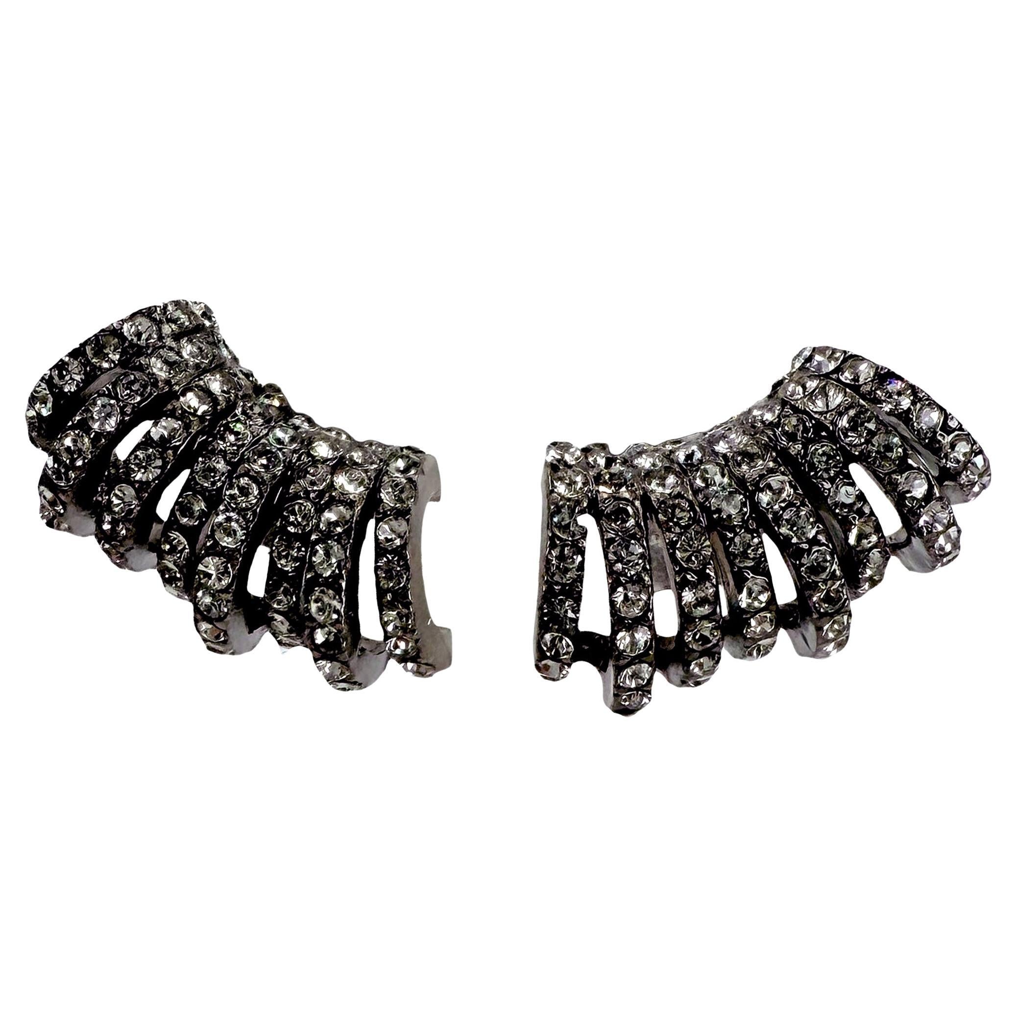 Oscar De La Renta - Orecchini a lobo con pavé di cristalli placcati in ematite
