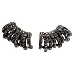 Oscar De La Renta - Orecchini a lobo con pavé di cristalli placcati in ematite