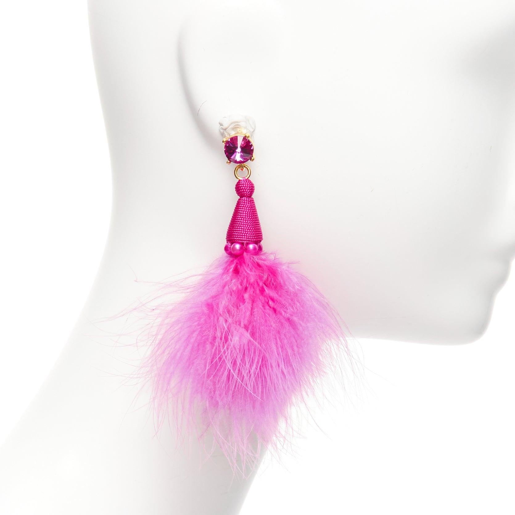 OSCAR DE LA RENTA - Paire de boucles d'oreilles en cristal avec plumes d'autruche rose vif en vente 1