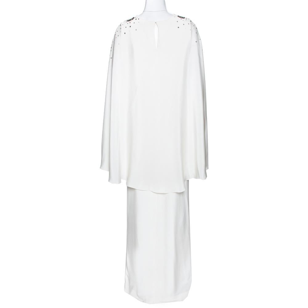 This one-of-a-kind gown comes from the iconic house of Oscar de la Renta. It is the perfect pick for a special occasion and will make sure you dazzle like the fashionista you are! It has been crafetd from pure silk and this luxurious creation comes