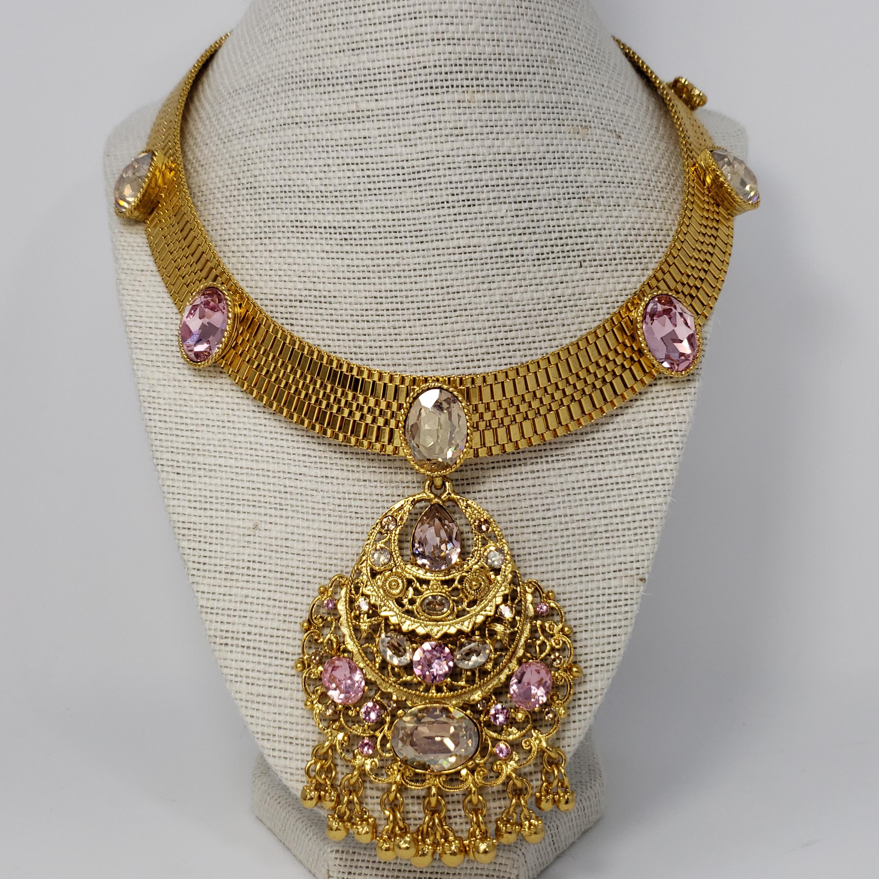 Eine Halskette aus Mesh von Oscar de la Renta. Der Anhänger im viktorianischen Stil ist mit funkelnden Kristallen verziert.

Markenzeichen: Oscar de la Renta, Hergestellt in den USA
Länge: 41 cm / 16.25 in plus 9 cm / 3.5 in