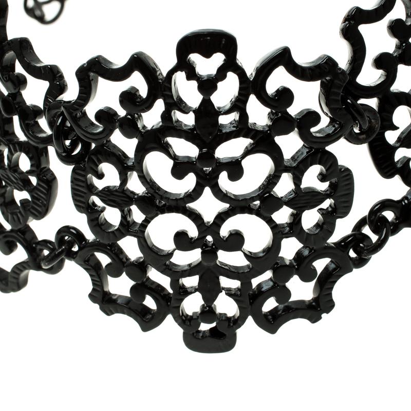 Opt for this chic and bold choker necklace this season from the house of Oscar De La Renta. It features a lace style, black coated metal body and secured with a lobster clasp closure that can be adjusted as required. Wear this beauty with plunging