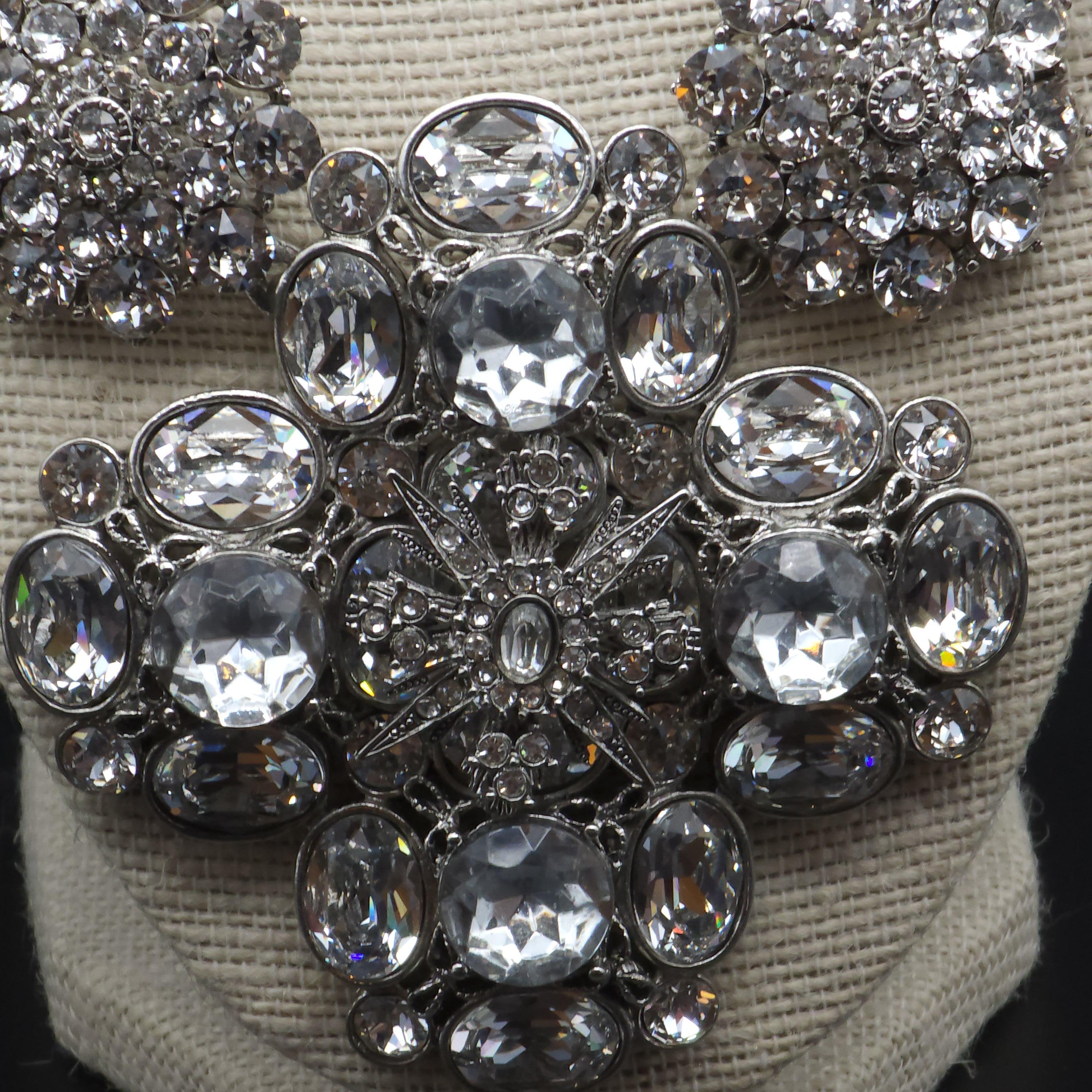 Moderne Oscar de la Renta Collier fantaisie à grand collier en cristal orné de bijoux en vente