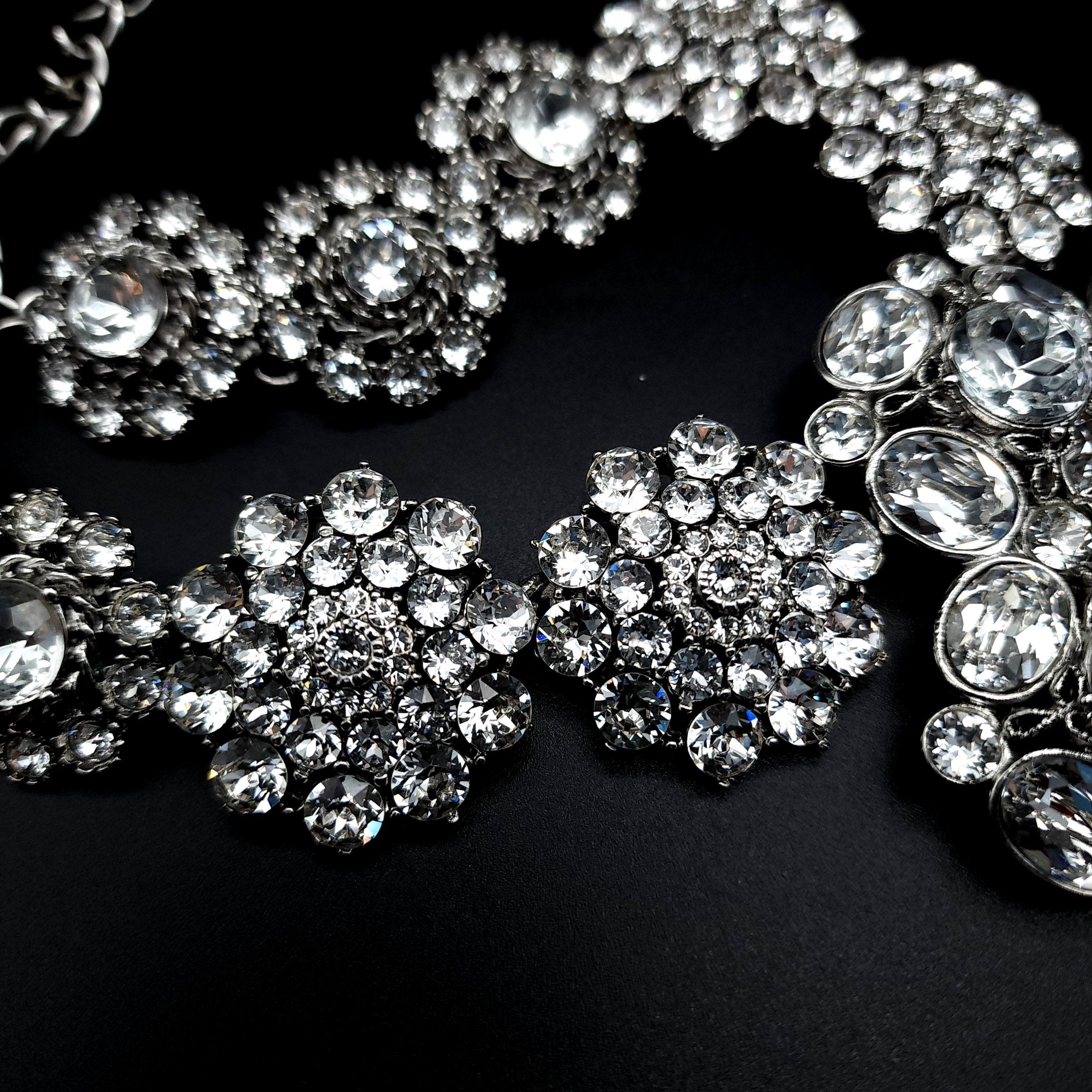 Taille brillant Oscar de la Renta Collier fantaisie à grand collier en cristal orné de bijoux en vente
