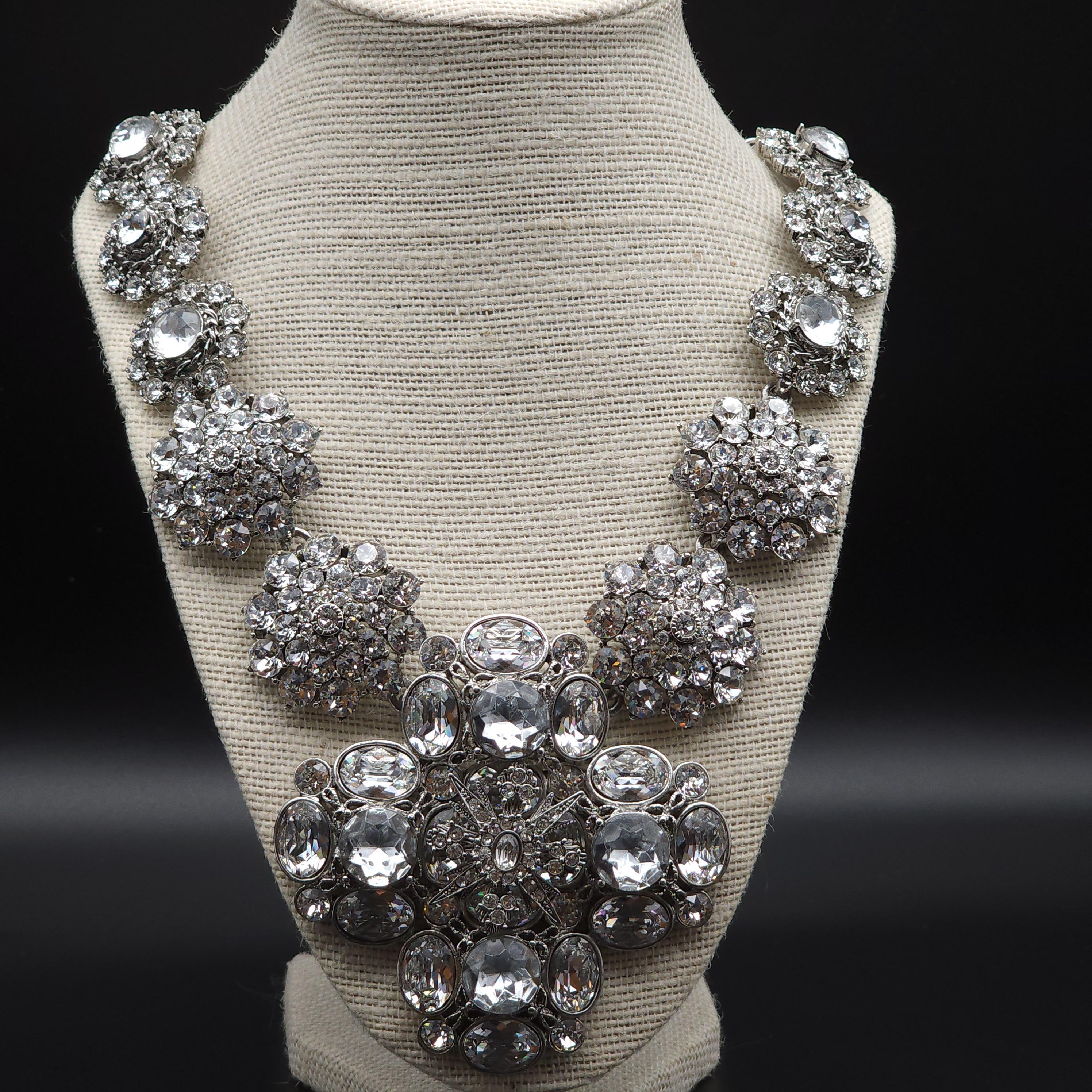 Oscar de la Renta Collier fantaisie à grand collier en cristal orné de bijoux Neuf - En vente à Milford, DE