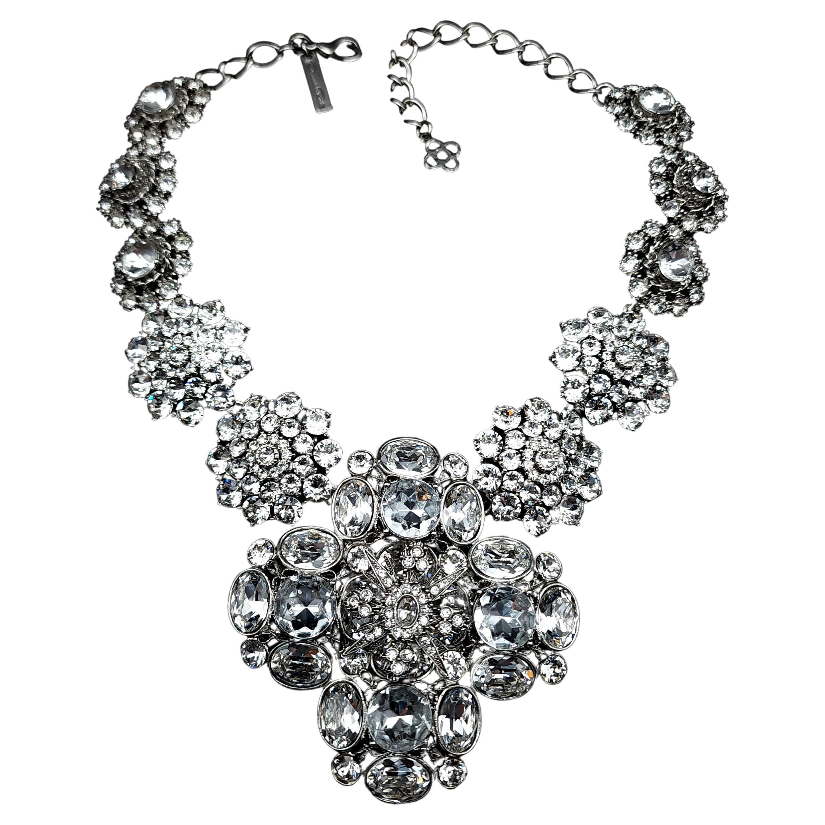 Oscar de la Renta Collier fantaisie à grand collier en cristal orné de bijoux en vente