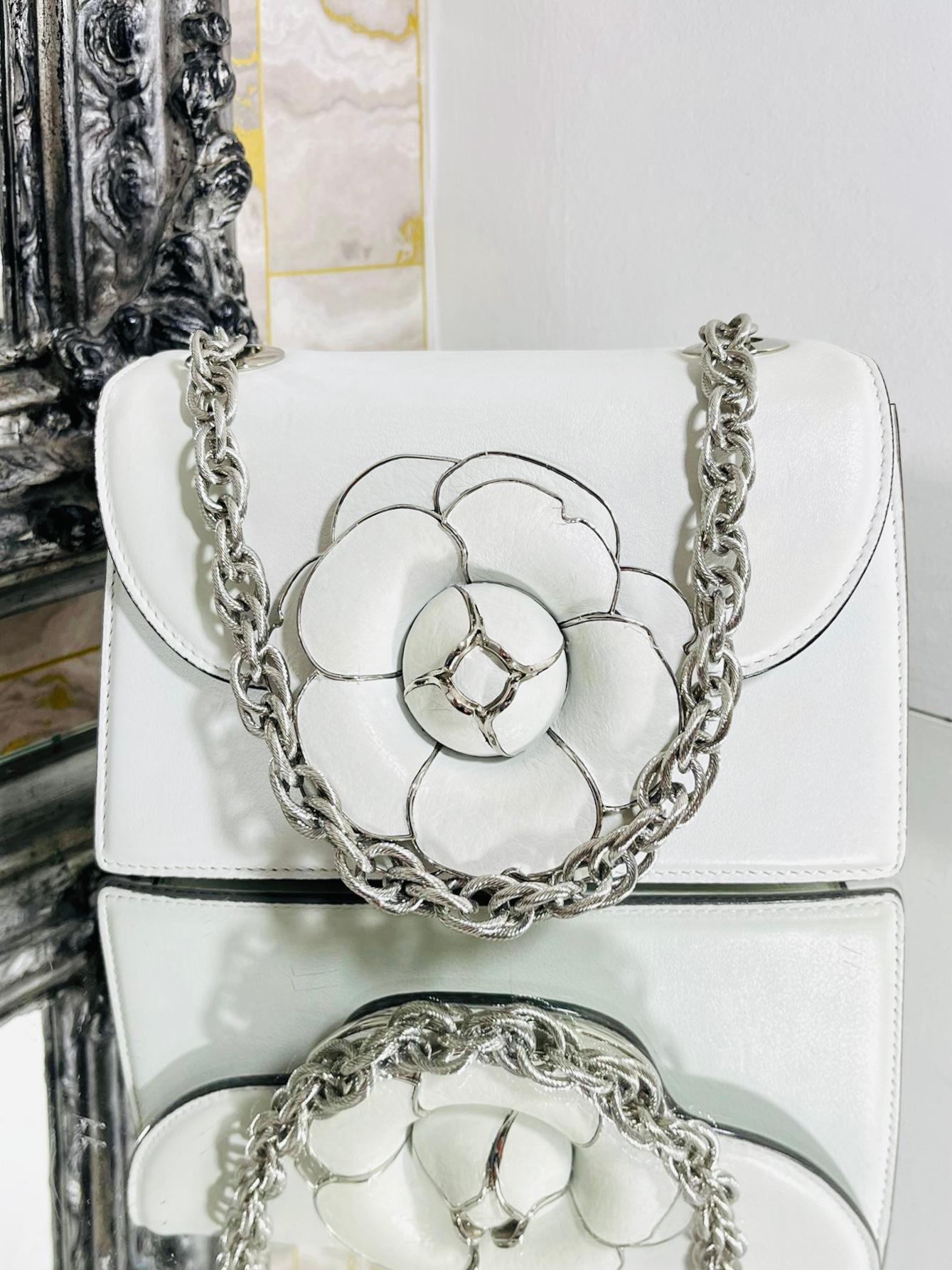 Oscar De La Renta Leather Gardenia Flower Bag

White leather with silver metal trim and a 3D Gardenia flower to the front

which is also edged in metal and a fancy silver, removable shoulder strap.

Size - Height 12cm, Width 21cm, Depth