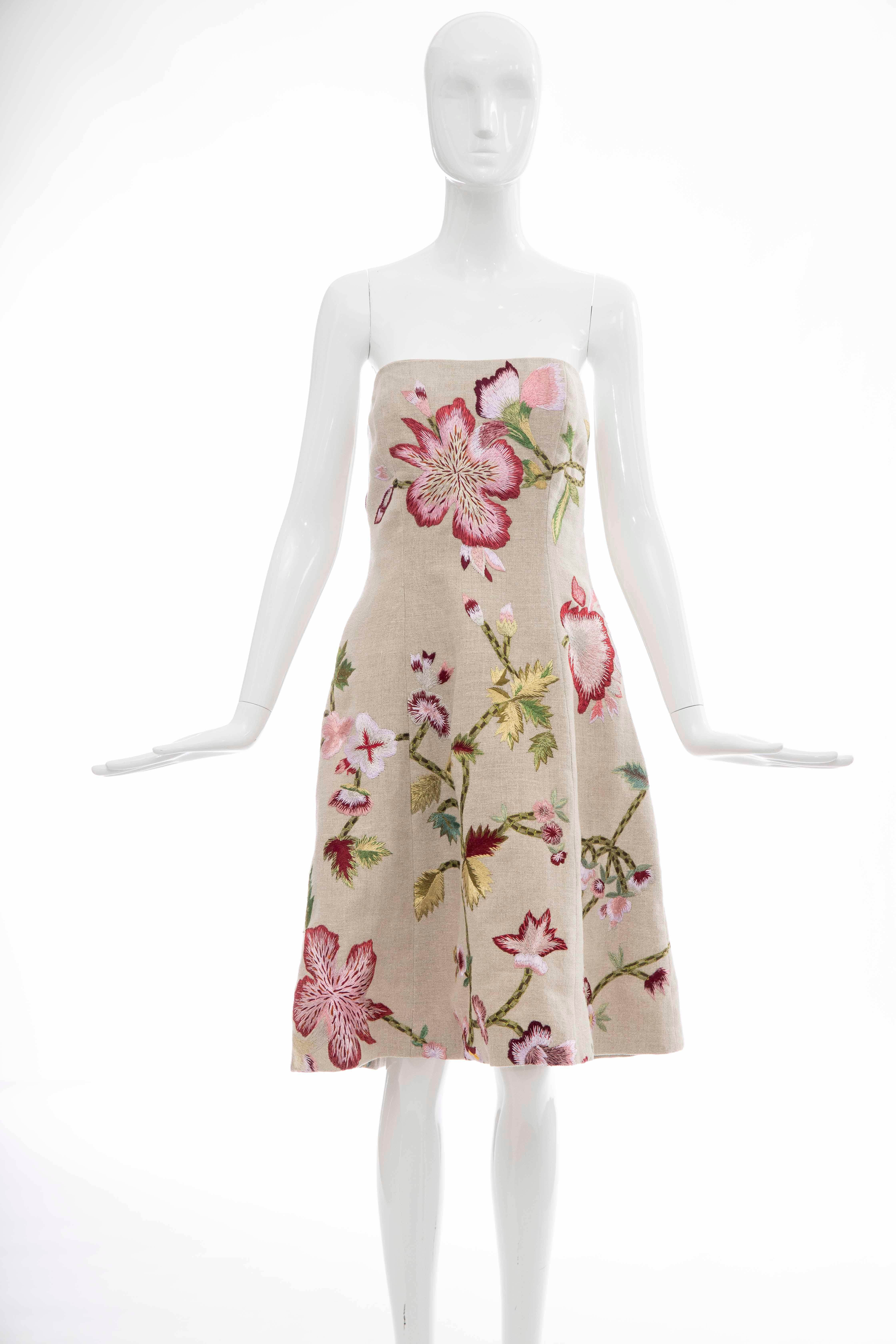 Oscar De la Renta, Runway Spring 2003 linen and floral embroidered strapless dress, built in brasiere, side zip and fully lined in silk.

US. 8

Bust: 32, Waist: 34, Hips: 46, Length: 33
