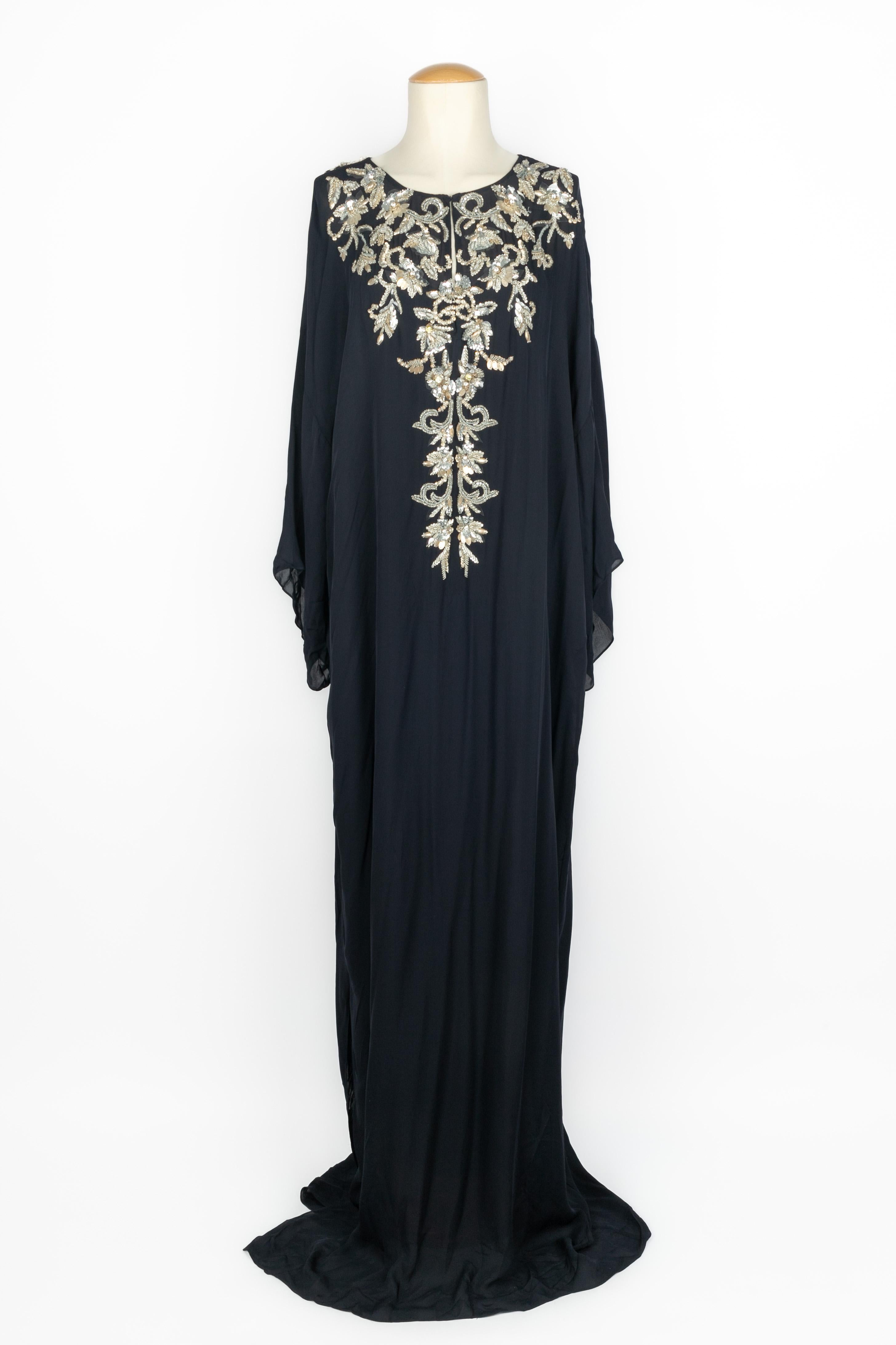 OSCAR DE LA RENTA - Long black silk dress with long sleeves embroidered with flowers and scrolls made of pearls, sequins, and golden rhinestones. Size S.

Condition:
Very good condition

Dimensions:
Shoulder width: about 42 cm - Sleeve length: 70 cm
