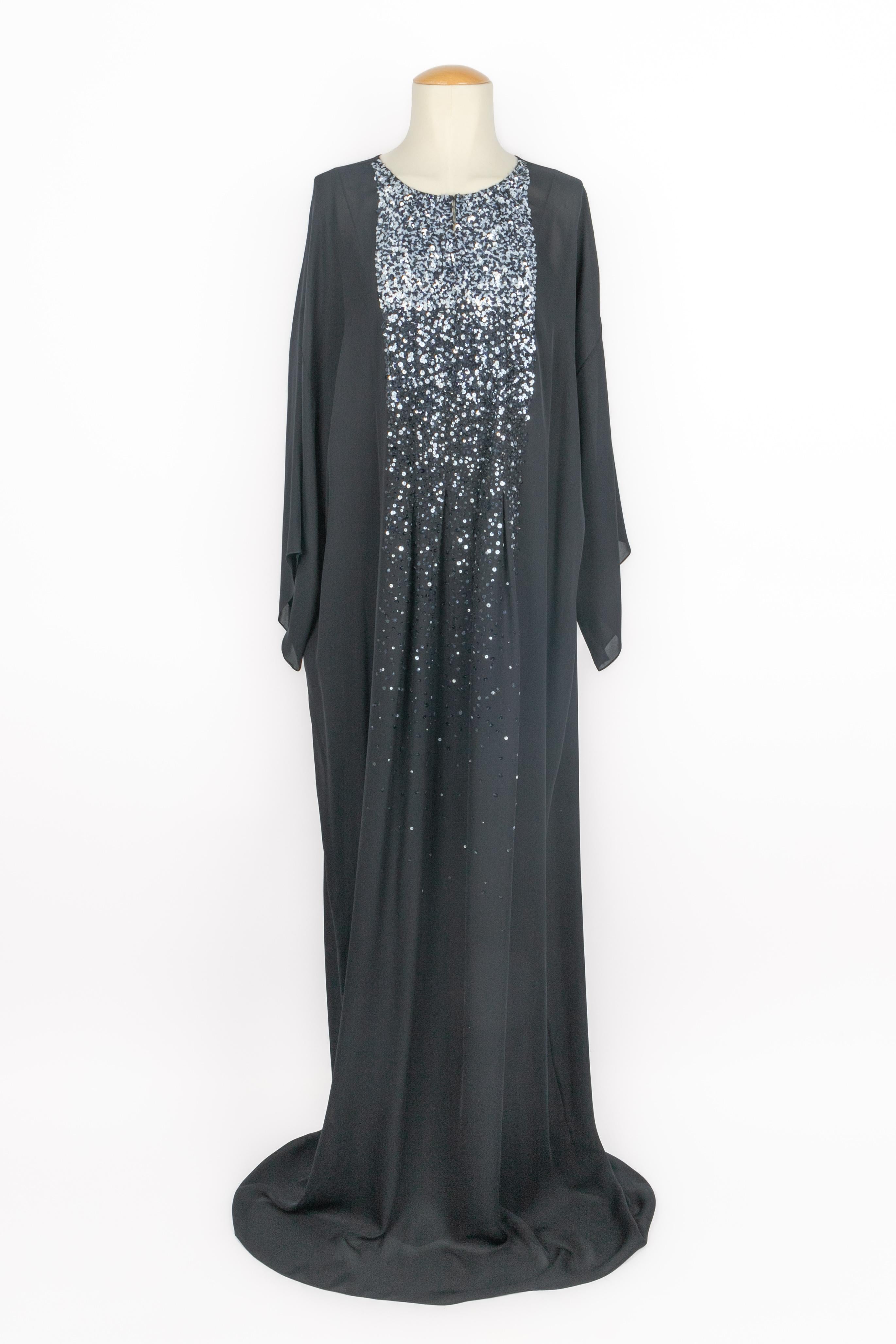 OSCAR DE LA RENTA - Long black silk dress embroidered with silvery sequins on the front. Long wide sleeves. It comes with a slipdress. Size S.

Condition:
Very good condition

Dimensions:
Shoulder width: 43 cm - Chest: 53 cm - Sleeve length: -
