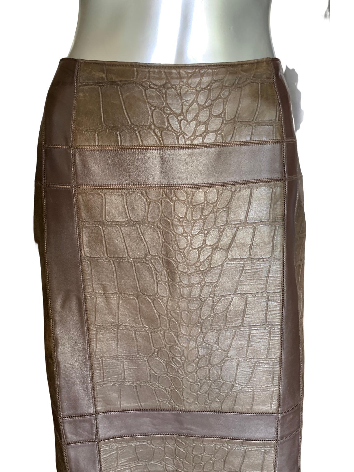 Oscar de la Renta Luxe Brown Leather Alligator Embossed Skirt SFA Size 10  In Good Condition For Sale In Palm Springs, CA