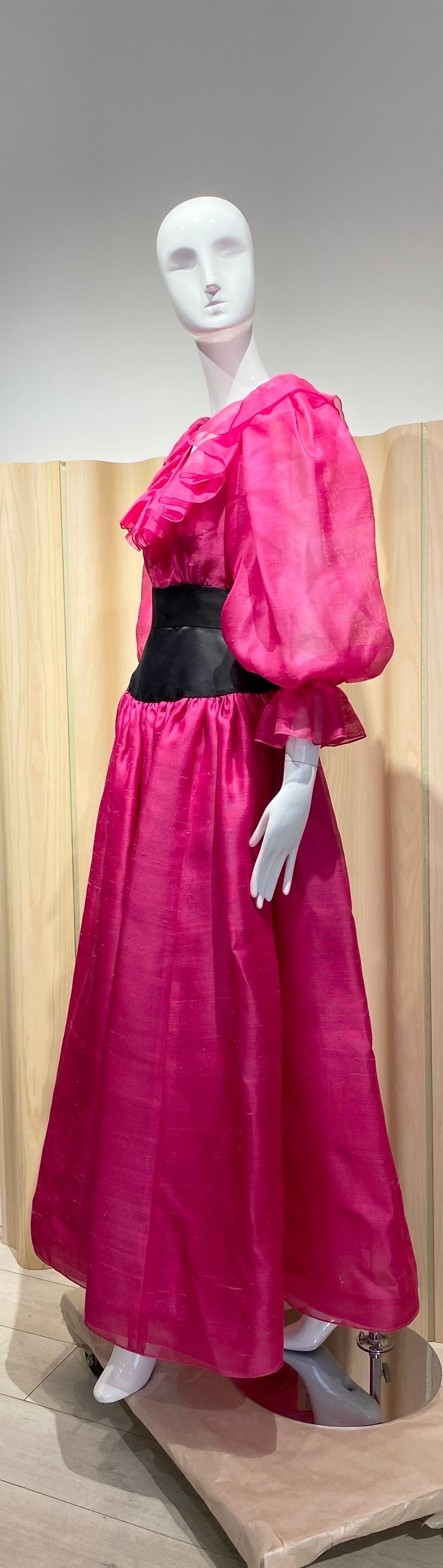 Vintage Oscar De la renta magenta pink silk gown with billowy sleeves and ruffle collar. Perfect for cocktail party or Black tie event.
Bust 34”
Waist: 27”