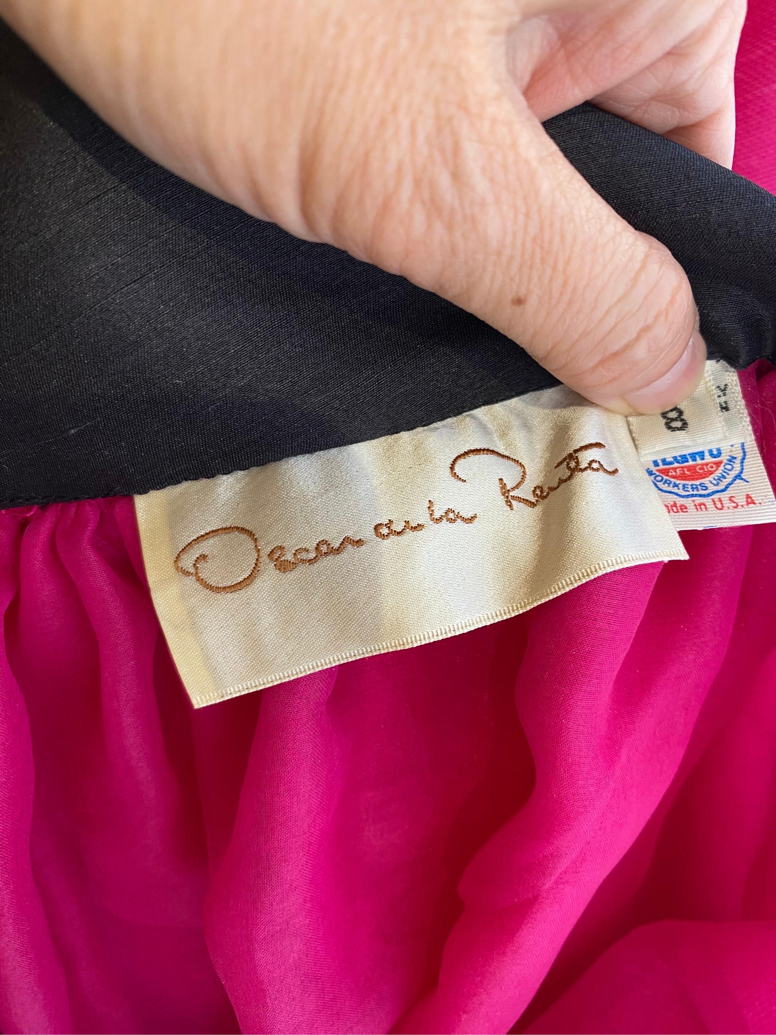 Oscar De La Renta Magenta Pink Silk Dress In Good Condition For Sale In Beverly Hills, CA