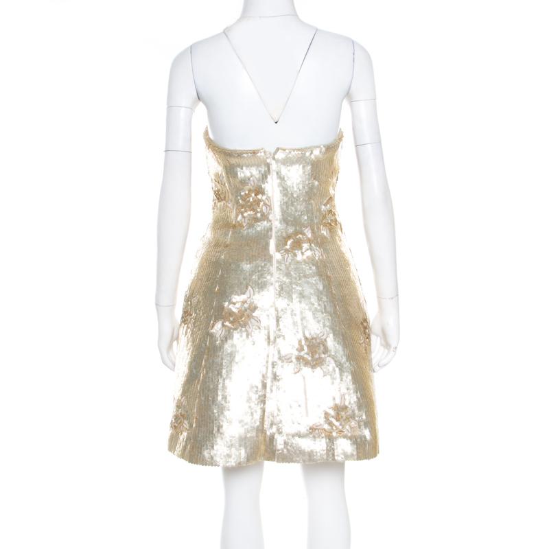 Make a unique style statement wearing this ravishing dress from the house of Oscar de la Renta. Wear this gold number with your favourite accessories for a glamorous yet edgy look. Ladylike and dressy, this dress is crafted from silk and is adorned